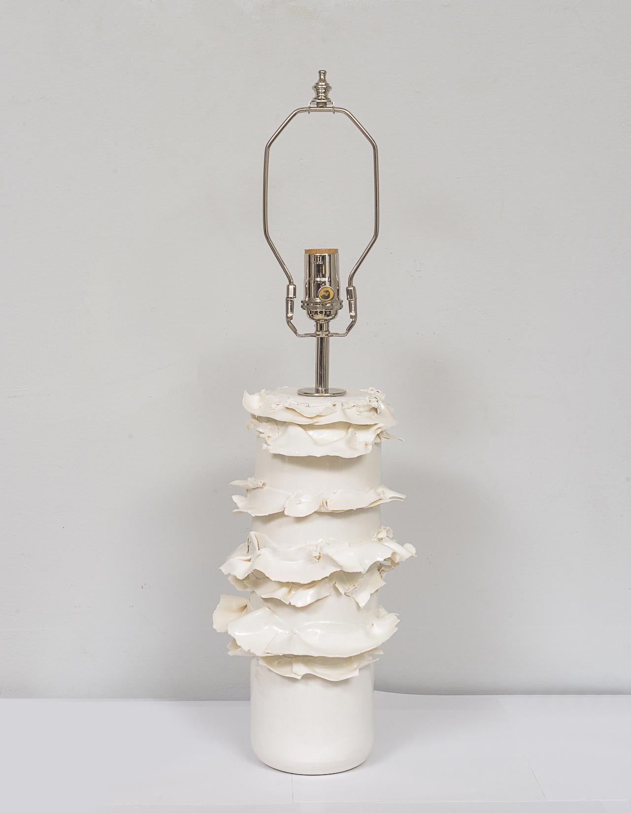 Moderne Paire de lampes tournantes en porcelaine émaillée de fabrication française en vente