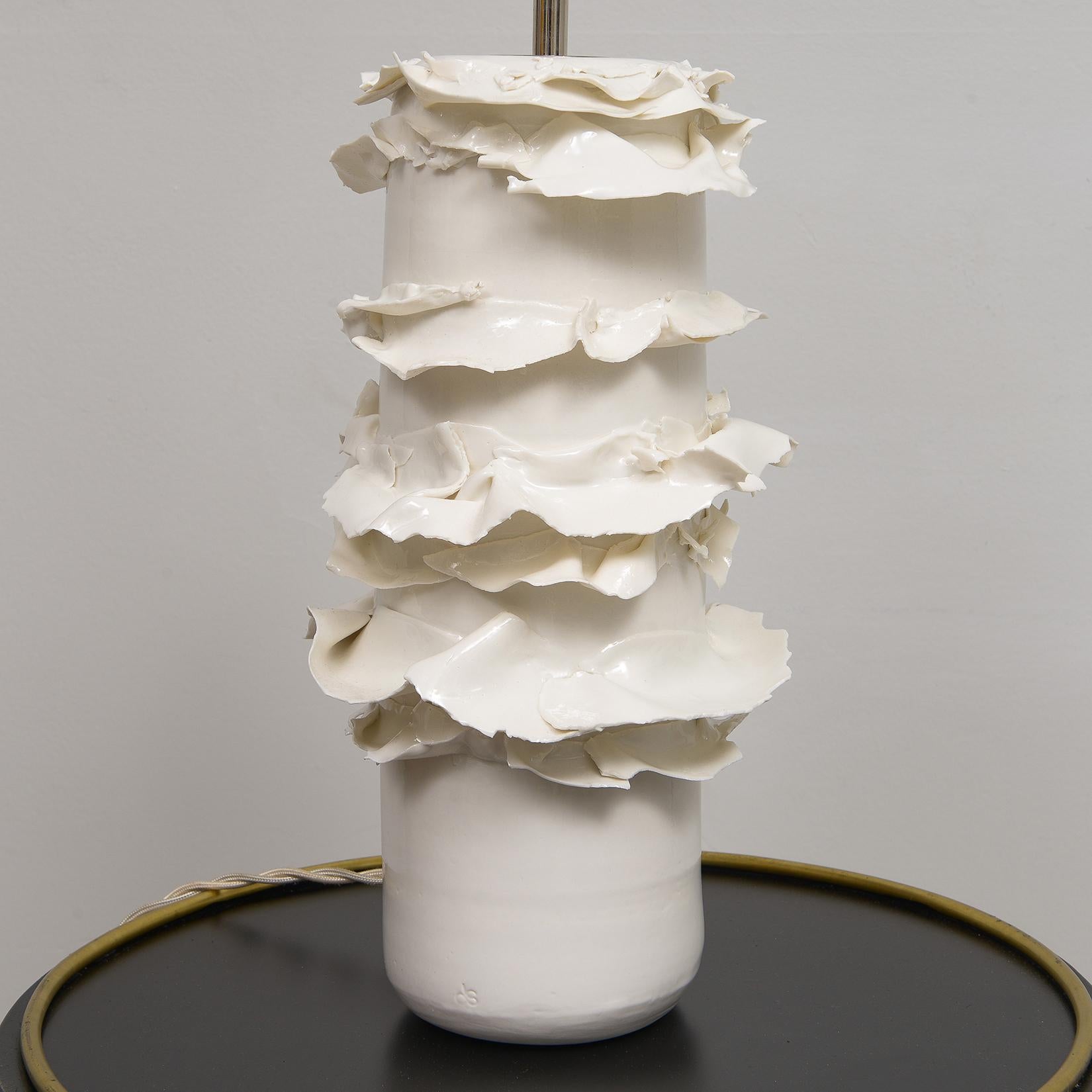 Vernissé Paire de lampes tournantes en porcelaine émaillée de fabrication française en vente
