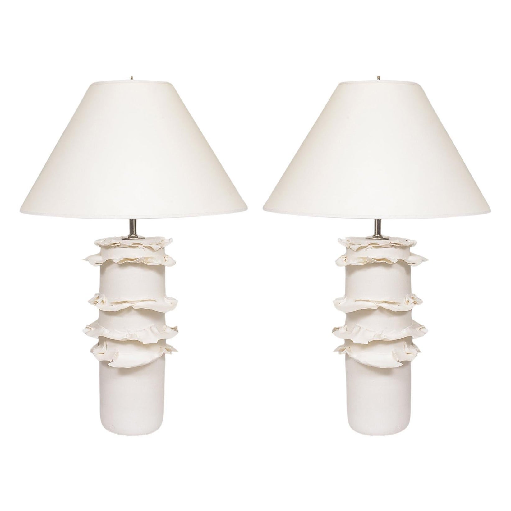 Coppia di lampade a volute in porcellana francese Bespoke