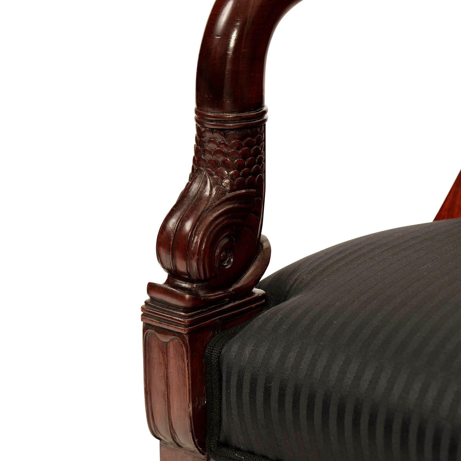 Coppia di poltrone Biedermeier francesi in mogano del 1820 ca. In condizioni buone in vendita a Münster, DE
