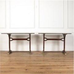 Paar französische Bistrotische