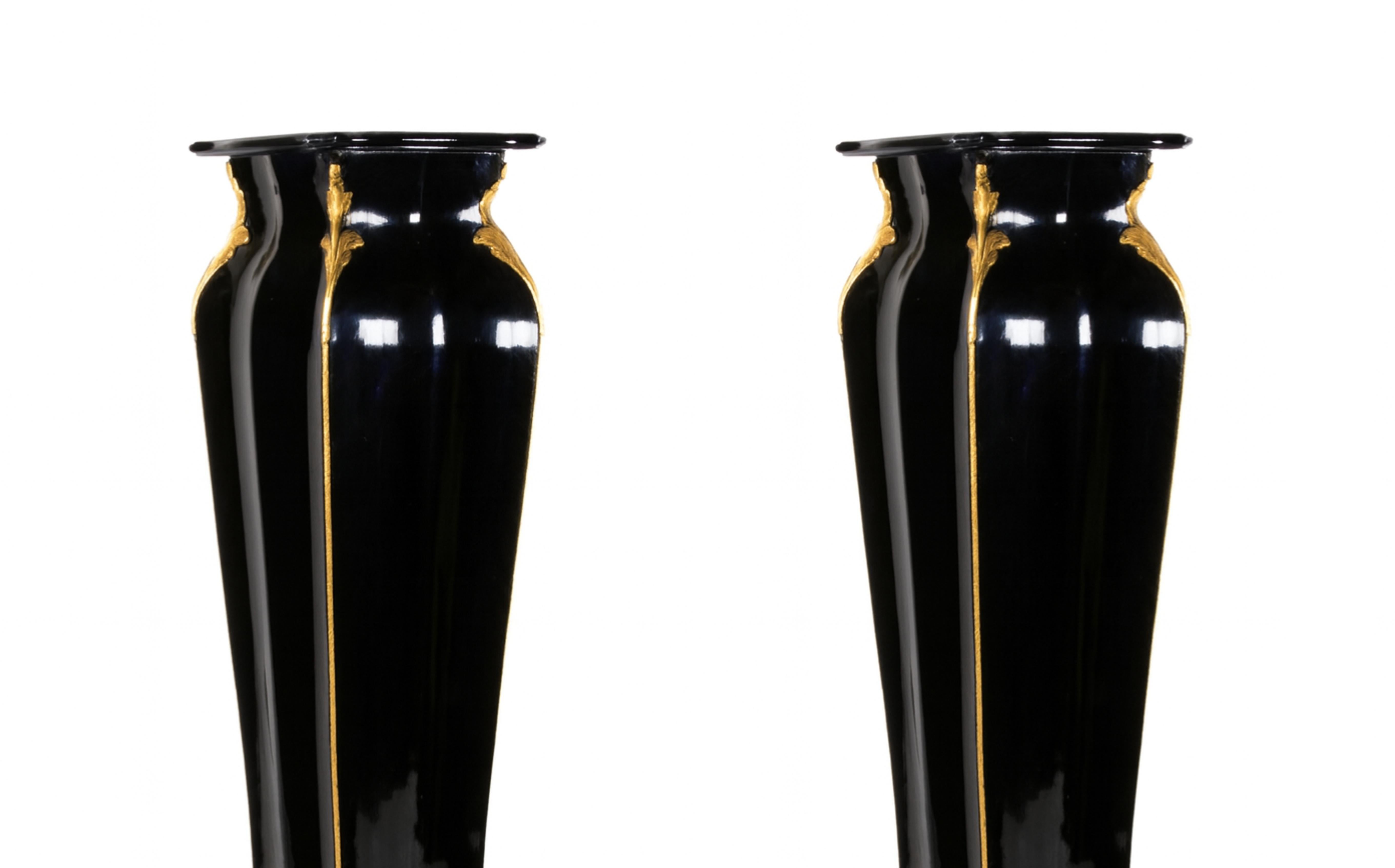 Una vivace coppia di piedistalli con piani in marmo, finitura nera lucida e ornamenti in bronzo dorato e piedi corti dorati. 
La decorazione è espressiva ma raffinata, combinando lo stile Luigi XV con la raffinatezza Luigi XVI. 
Una coppia vibrante