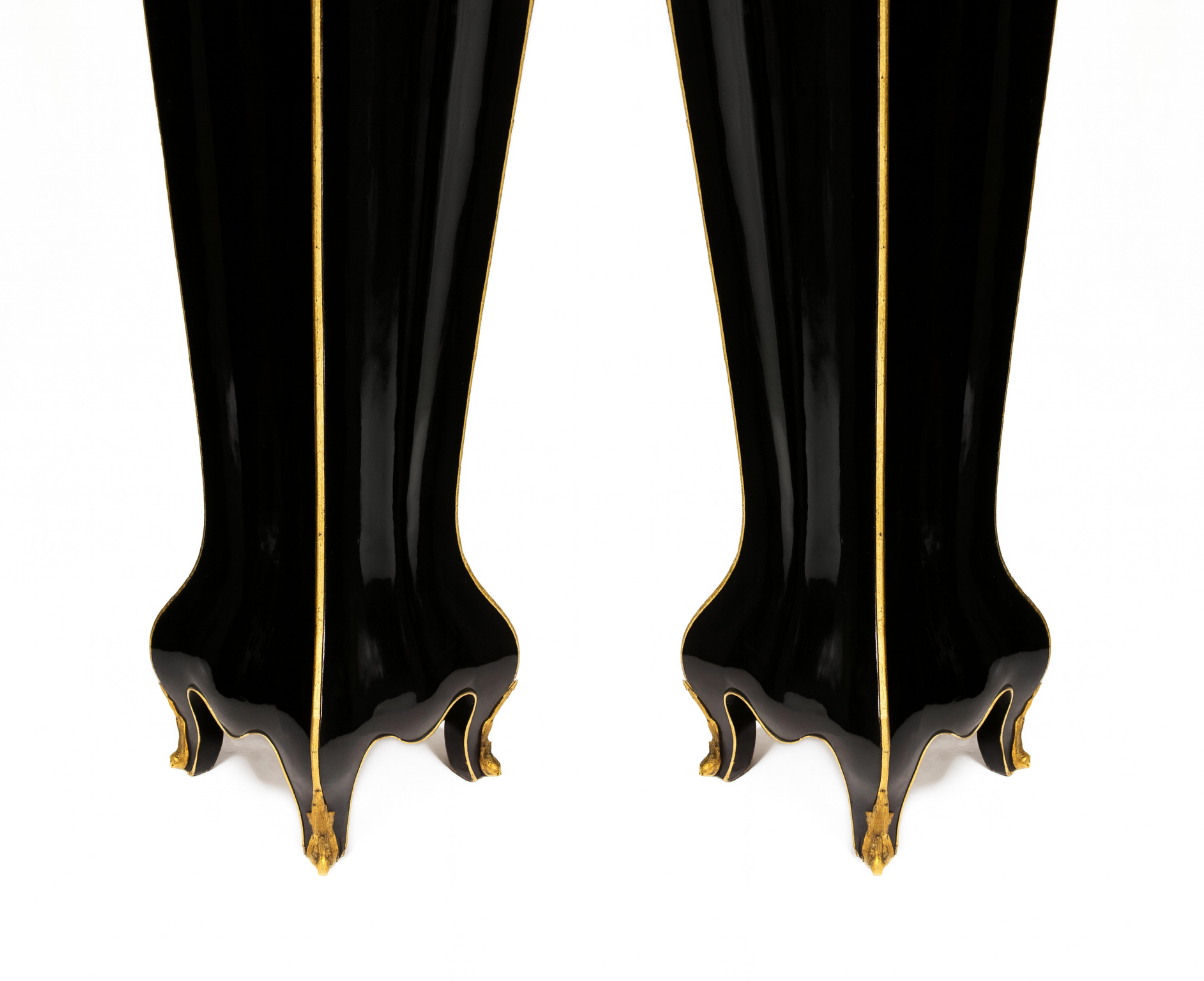 Bronzo Coppia di piedistalli francesi in lacca nera Luigi XVI in bronzo dorato, XIX secolo in vendita