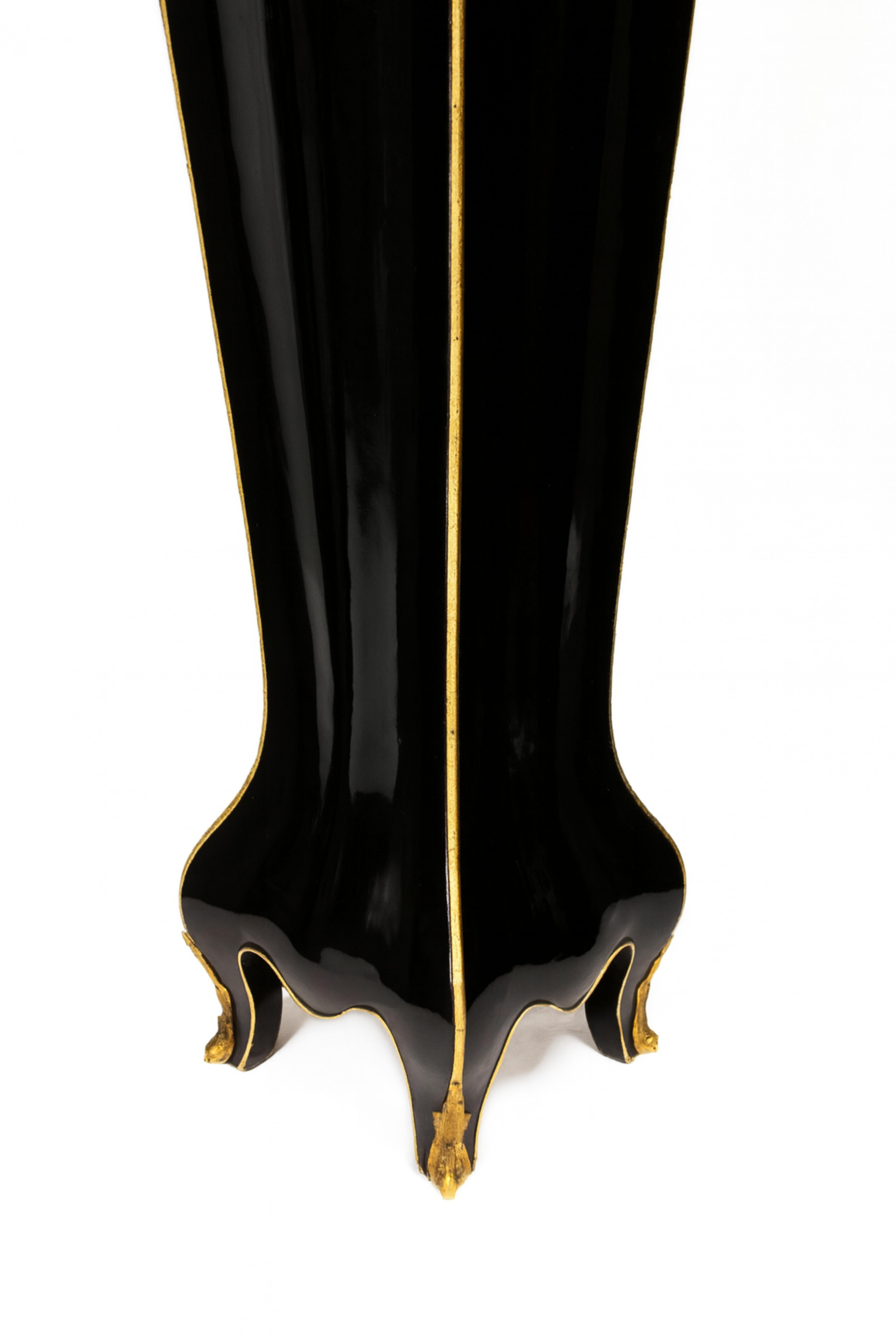 Coppia di piedistalli francesi in lacca nera Luigi XVI in bronzo dorato, XIX secolo in vendita 1