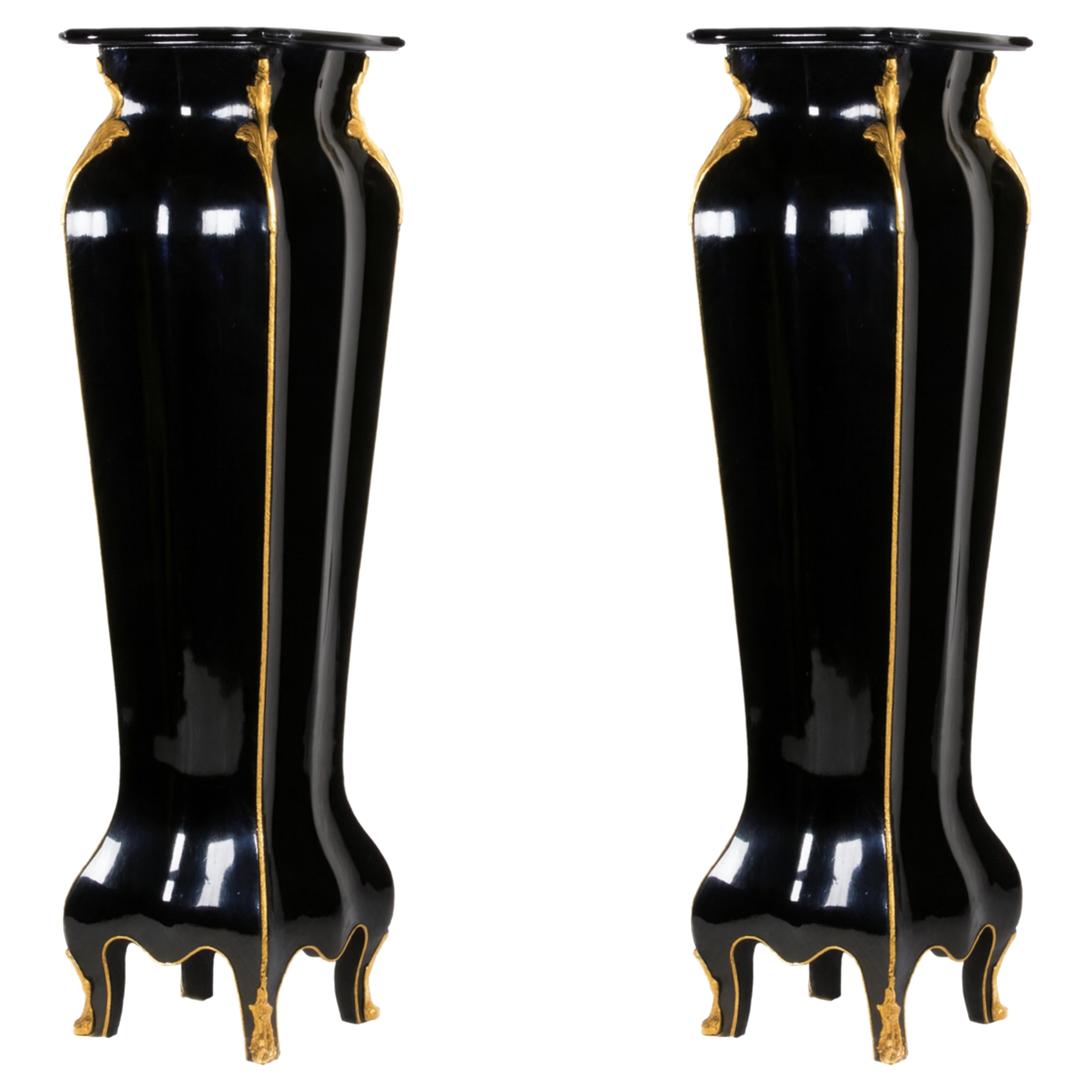 Coppia di piedistalli francesi in lacca nera Luigi XVI in bronzo dorato, XIX secolo