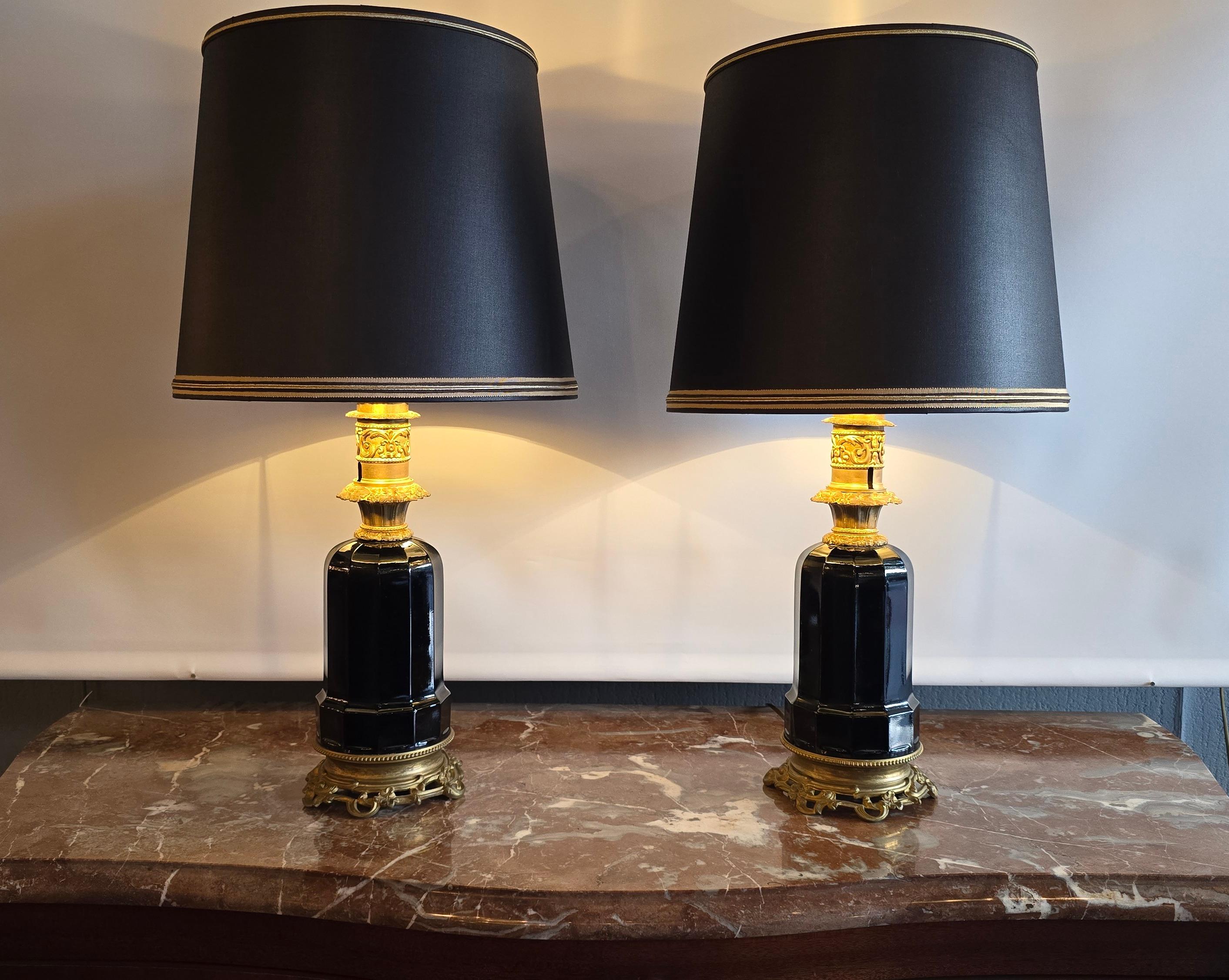 Français Pair of French Black Opaline and Gilt Bronze Table Lamps, circa 1870 en vente