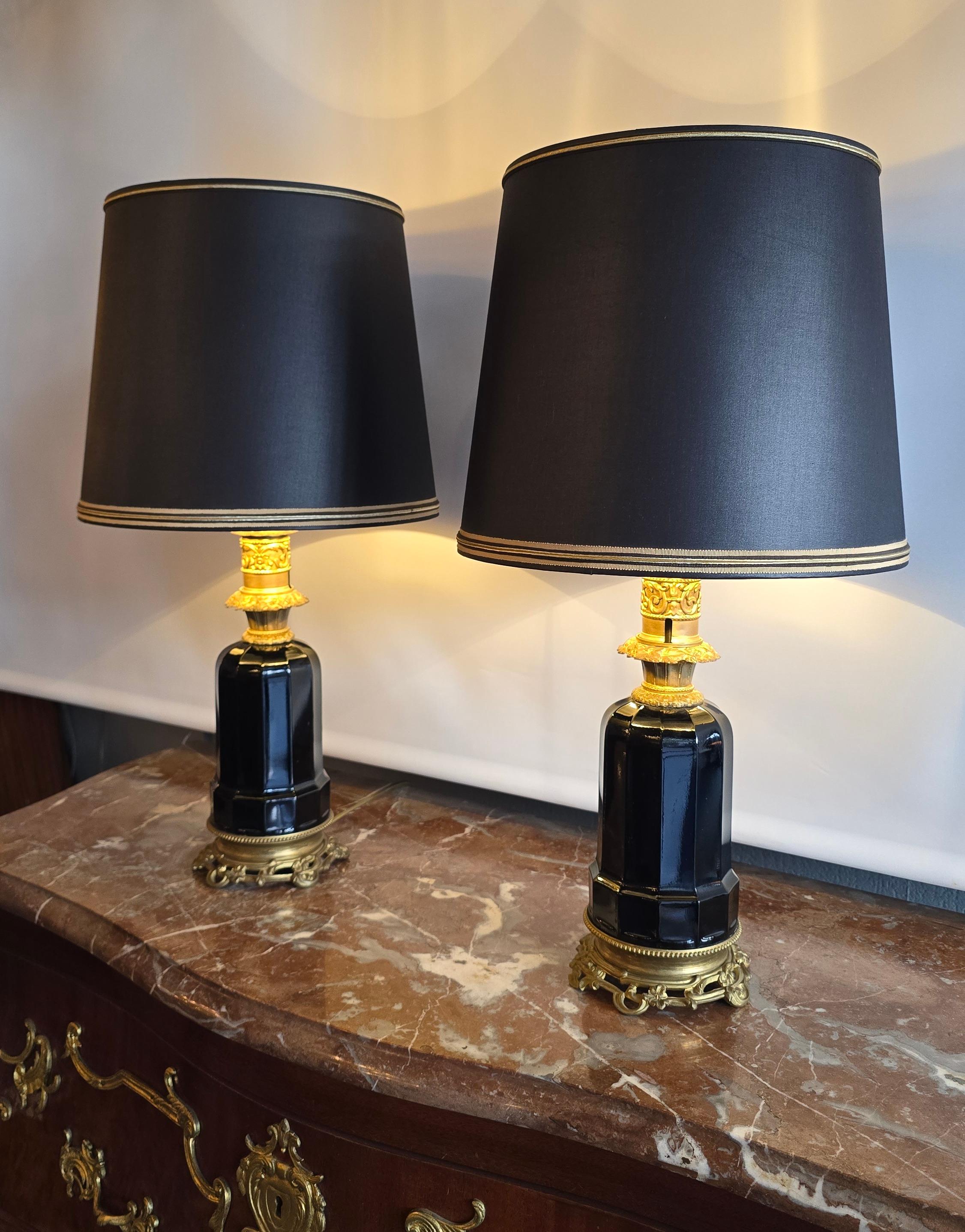 Doré Pair of French Black Opaline and Gilt Bronze Table Lamps, circa 1870 en vente