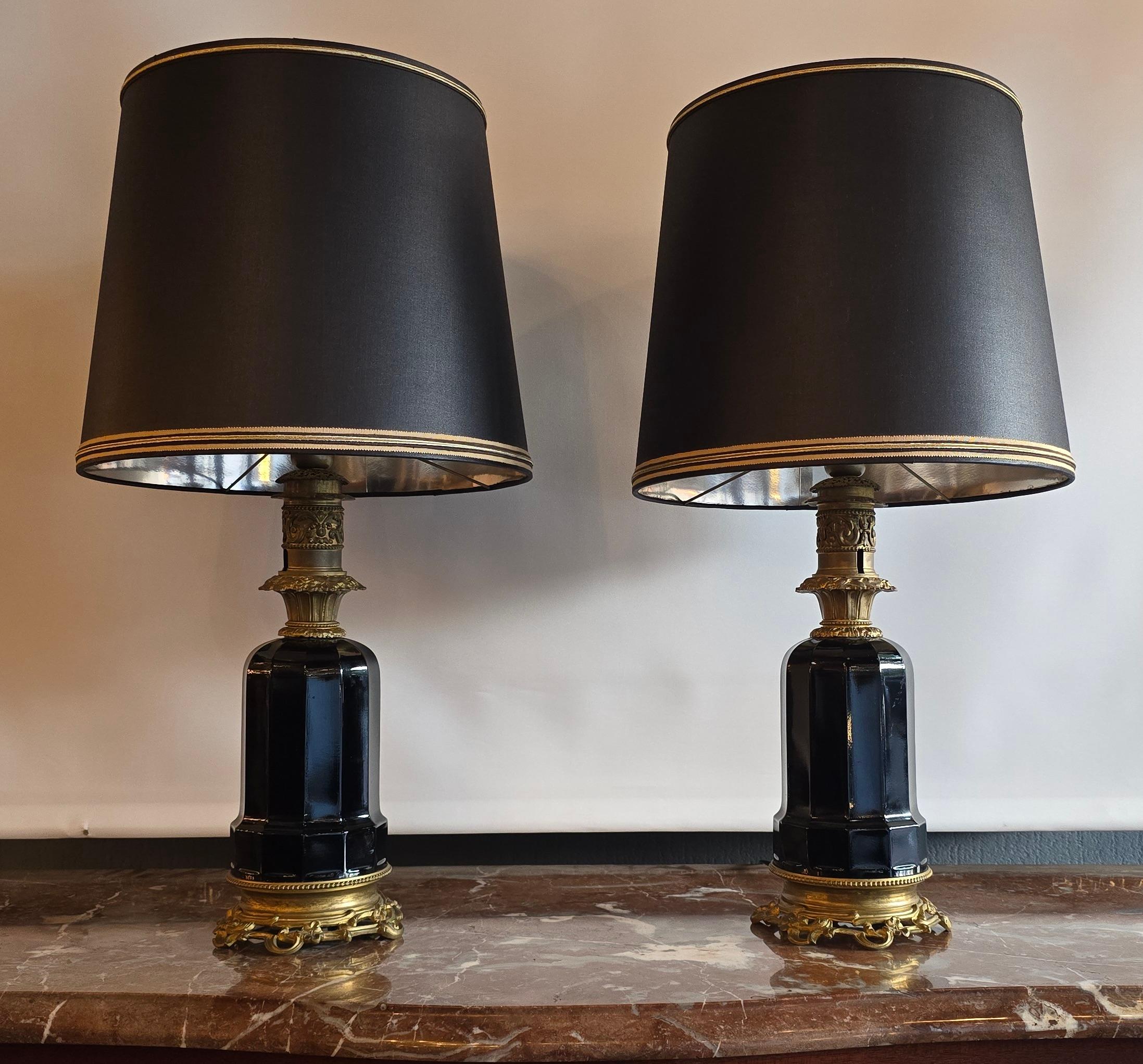 XIXe siècle Pair of French Black Opaline and Gilt Bronze Table Lamps, circa 1870 en vente