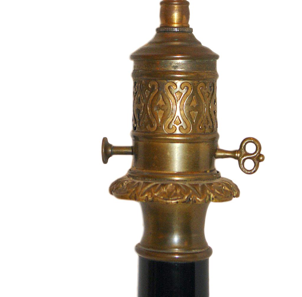 Coppia di lampade francesi in porcellana nera In condizioni buone in vendita a New York, NY