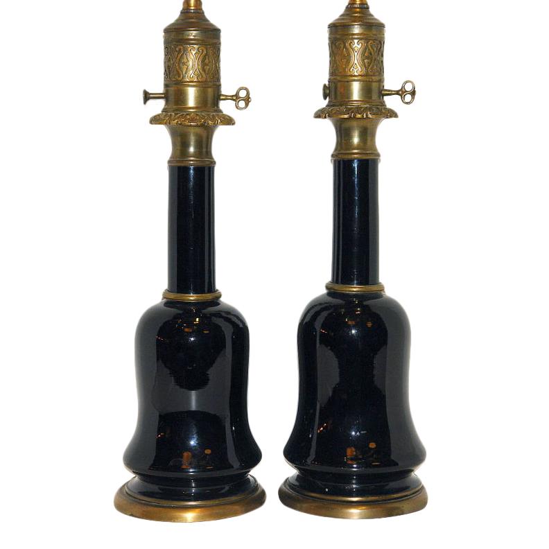 Pair of circa 1920s French black porcelain table lamps with bronze fittings.

Measurements:
Height of body: 15