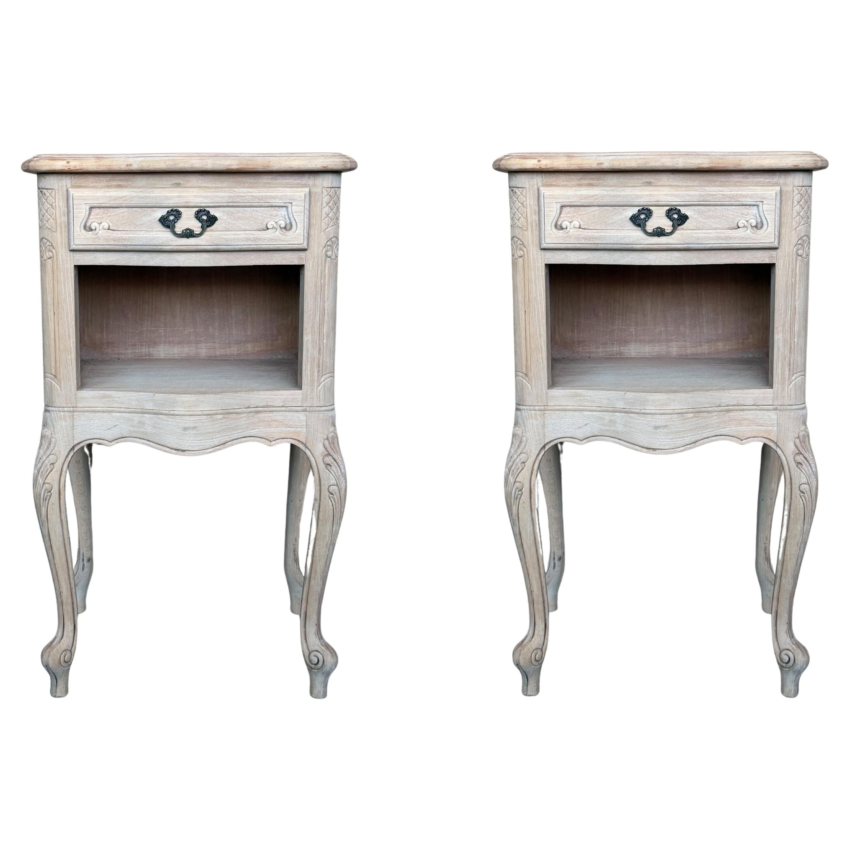 Coppia di comodini francesi in noce sbiancato intagliato con due cassetti