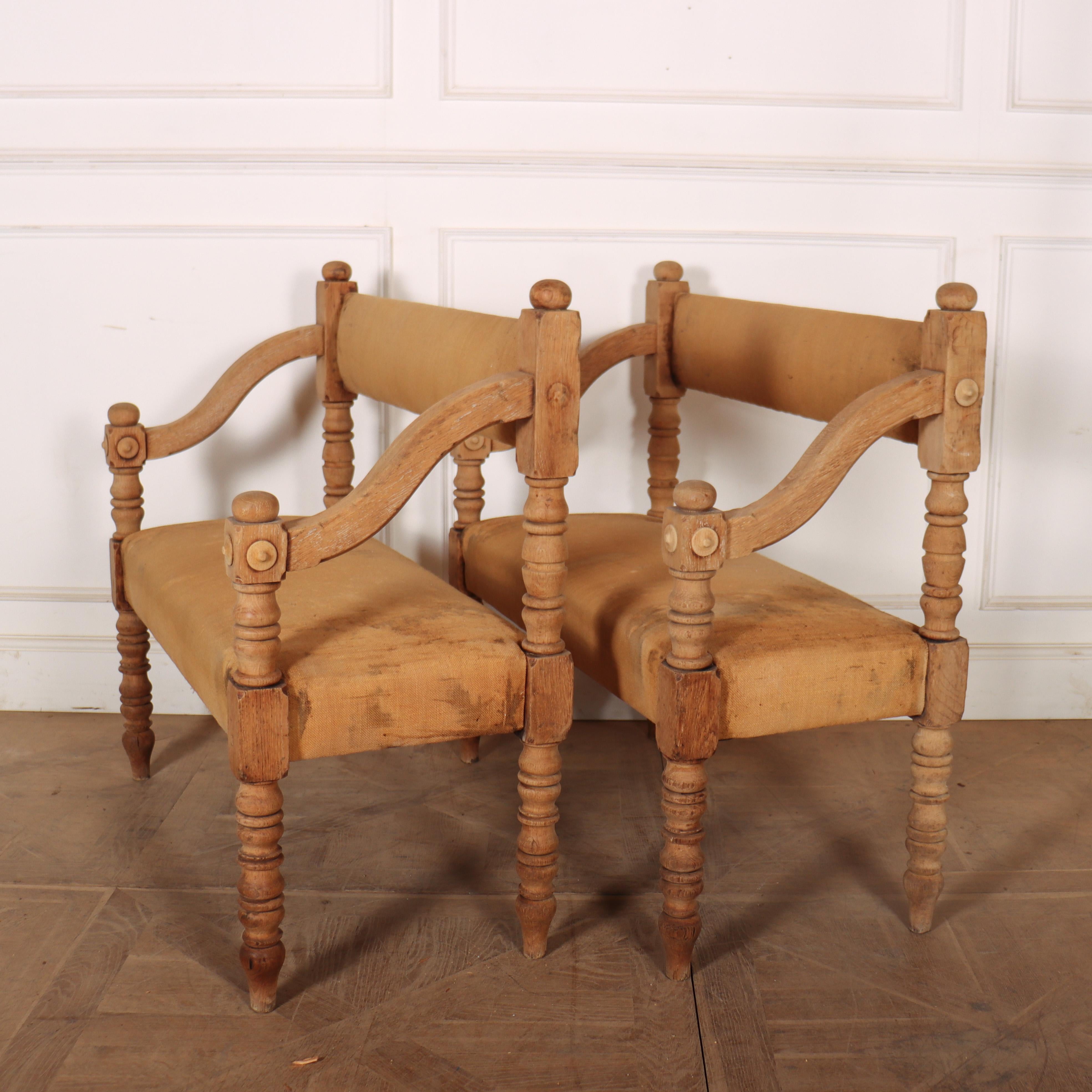 Pareja de banquetas francesas de roble blanqueado Blanqueado en venta