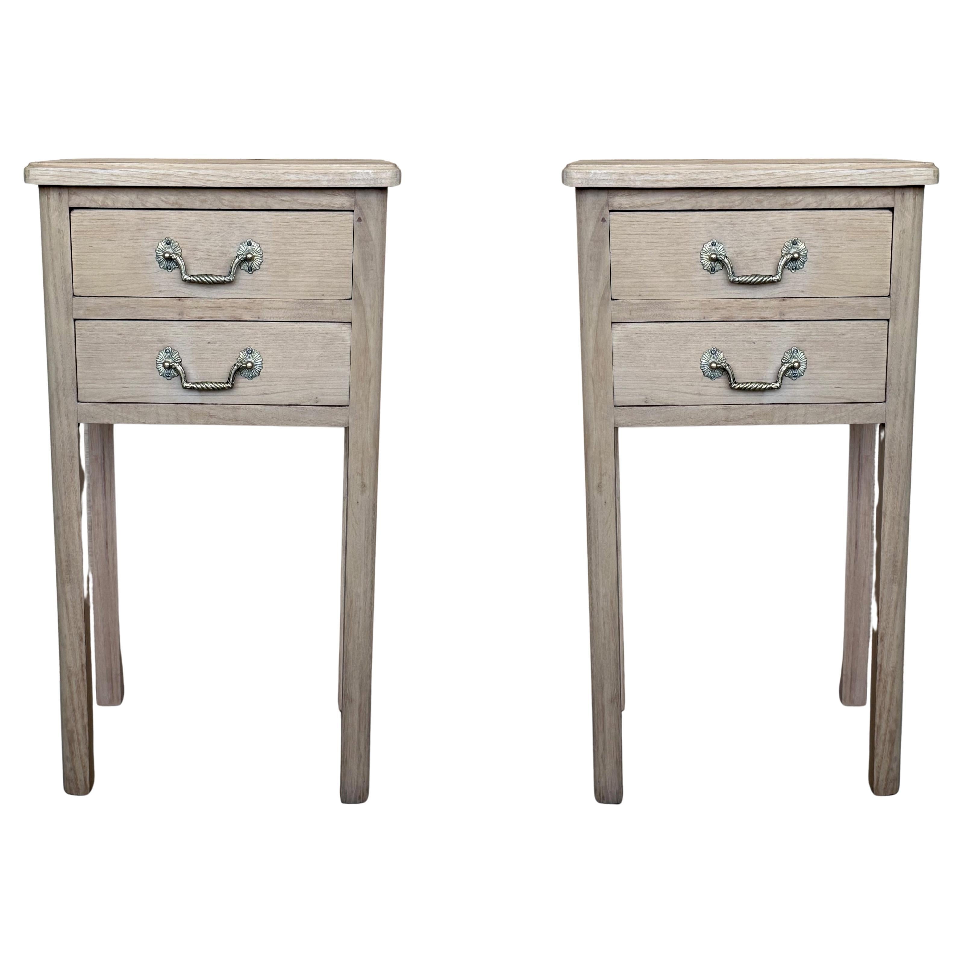 Coppia di comodini francesi in noce sbiancato a due cassetti in vendita