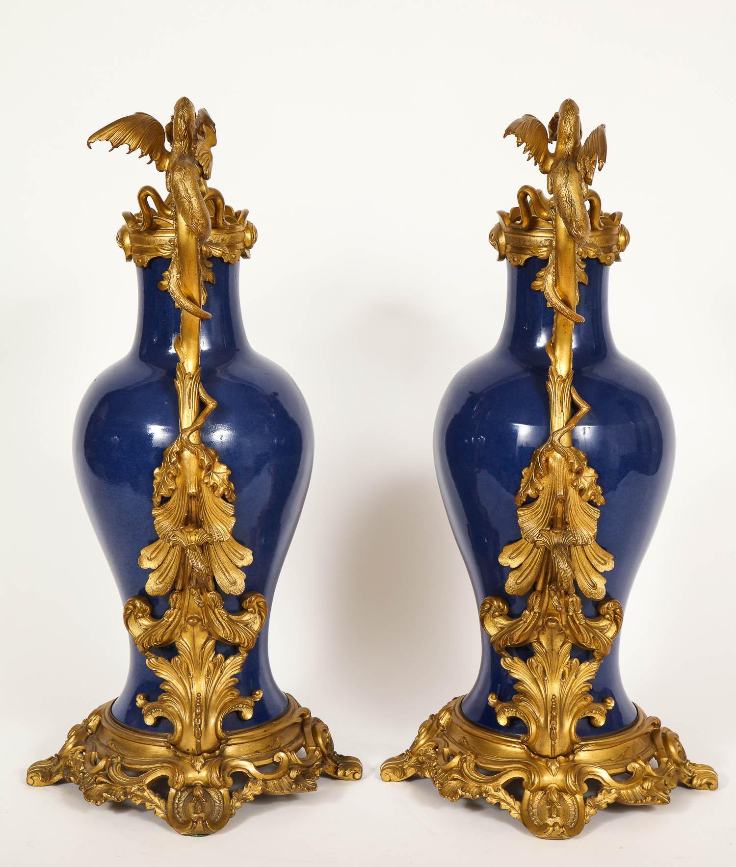 Paire de vases français « Bleu Pudre » montés en porcelaine d'exportation chinoise et bronze doré en vente 2