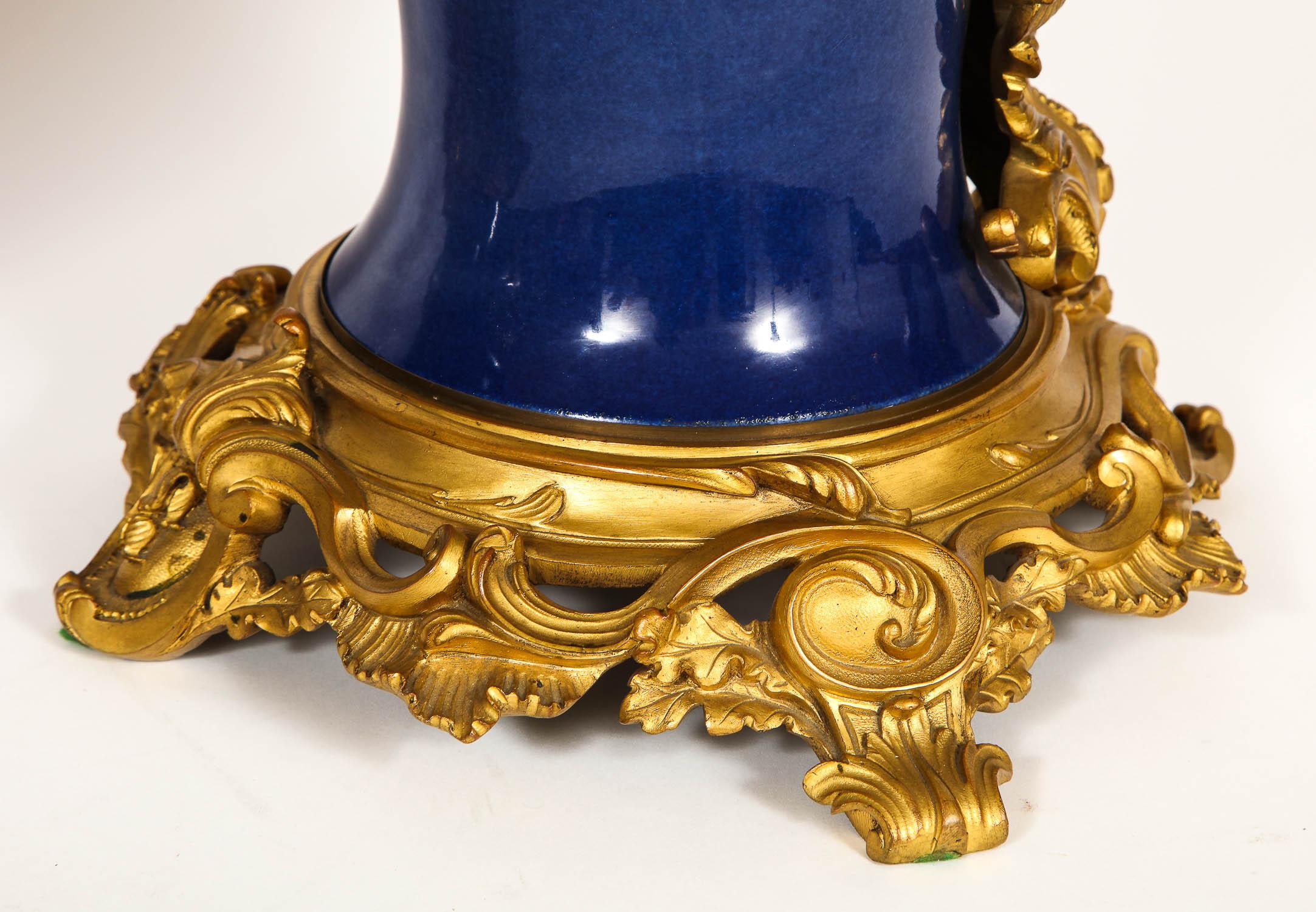 Paar französische „Bleu Pudre“-Vasen aus chinesischem Exportporzellan mit Goldbronzebeschlägen, Paar (Régence) im Angebot