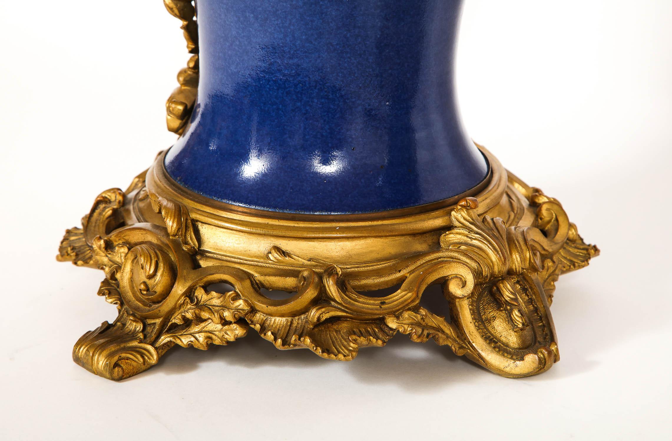 Paar französische „Bleu Pudre“-Vasen aus chinesischem Exportporzellan mit Goldbronzebeschlägen, Paar (Französisch) im Angebot