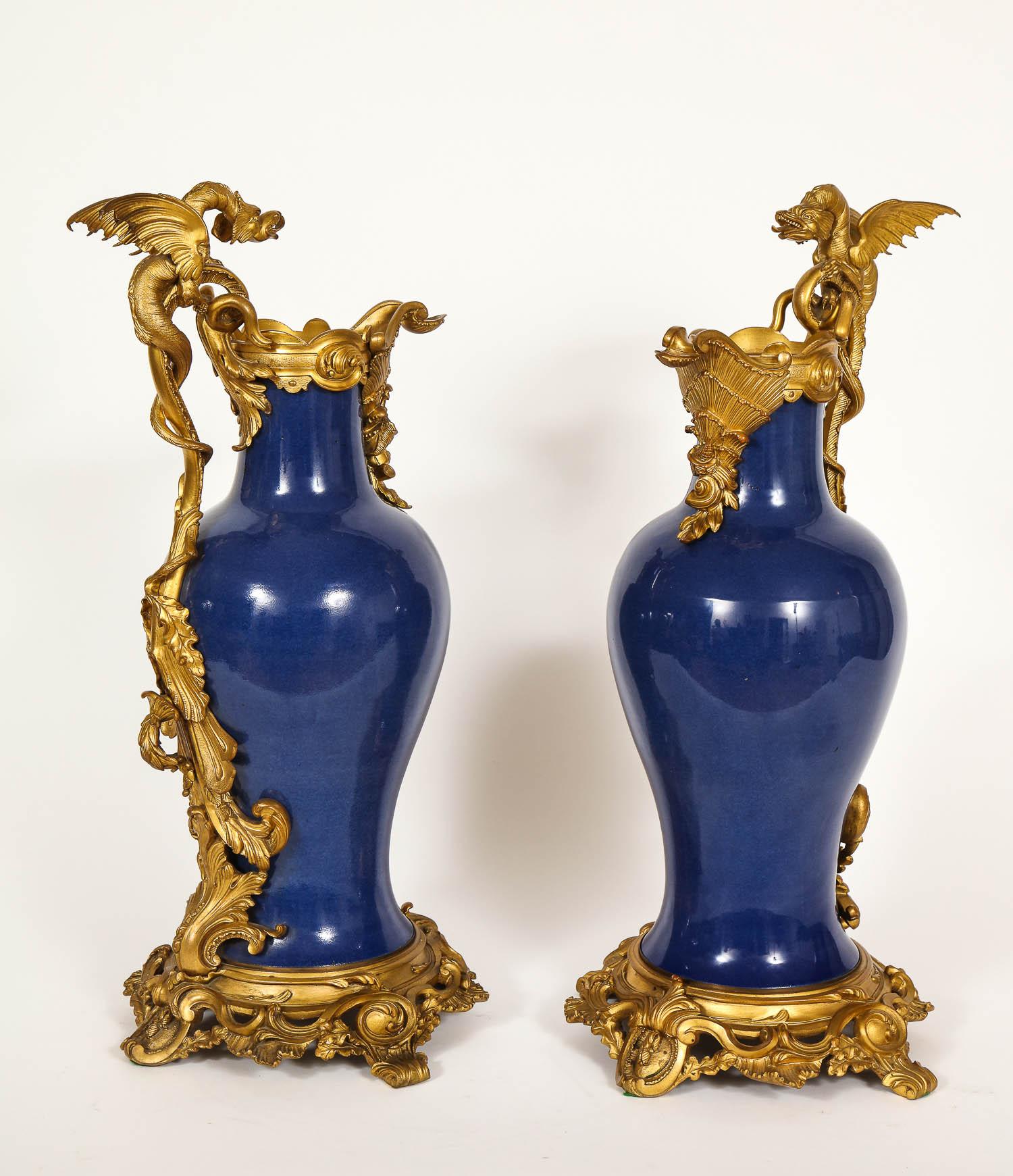 Peint à la main Paire de vases français « Bleu Pudre » montés en porcelaine d'exportation chinoise et bronze doré en vente