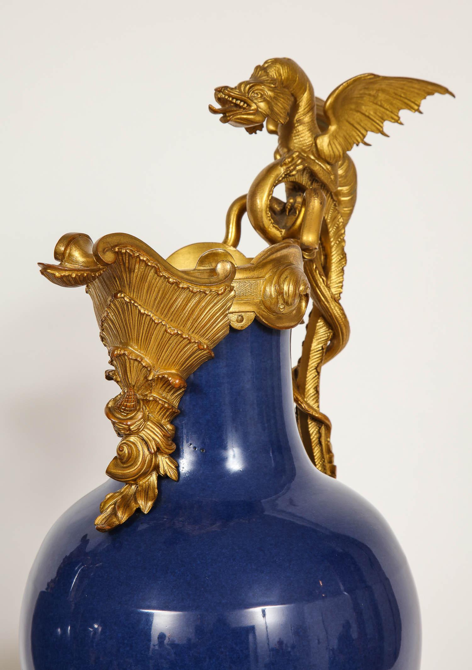 Paar französische „Bleu Pudre“-Vasen aus chinesischem Exportporzellan mit Goldbronzebeschlägen, Paar im Zustand „Gut“ im Angebot in New York, NY