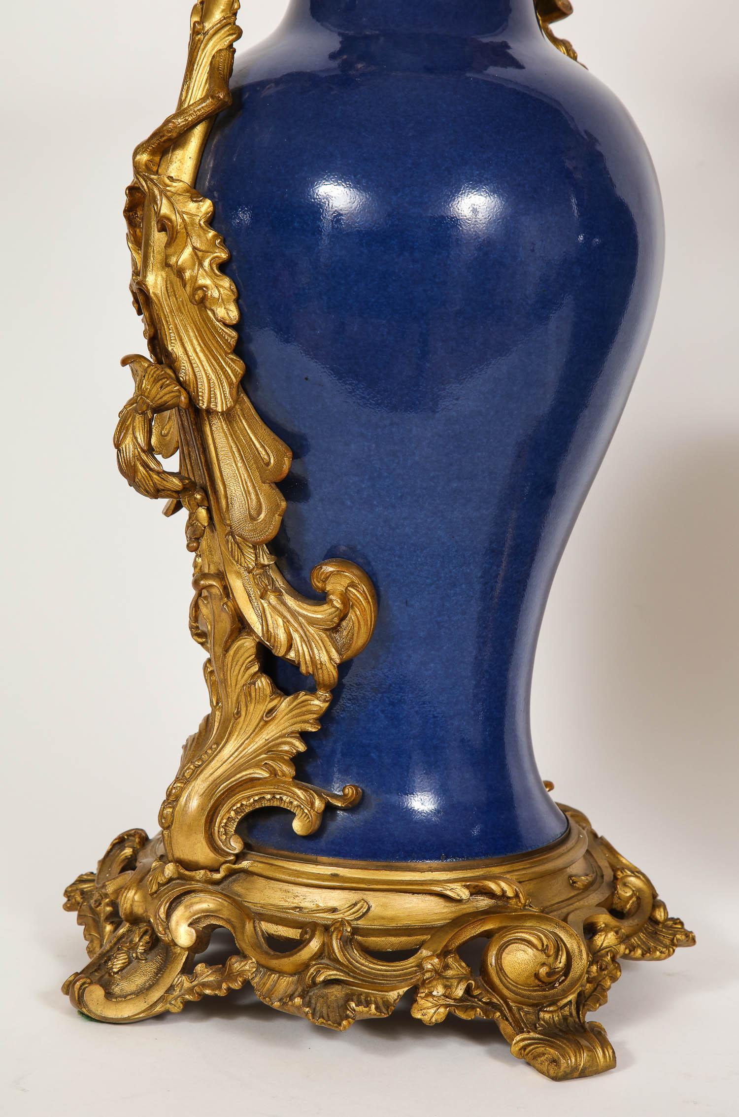 Paar französische „Bleu Pudre“-Vasen aus chinesischem Exportporzellan mit Goldbronzebeschlägen, Paar (19. Jahrhundert) im Angebot