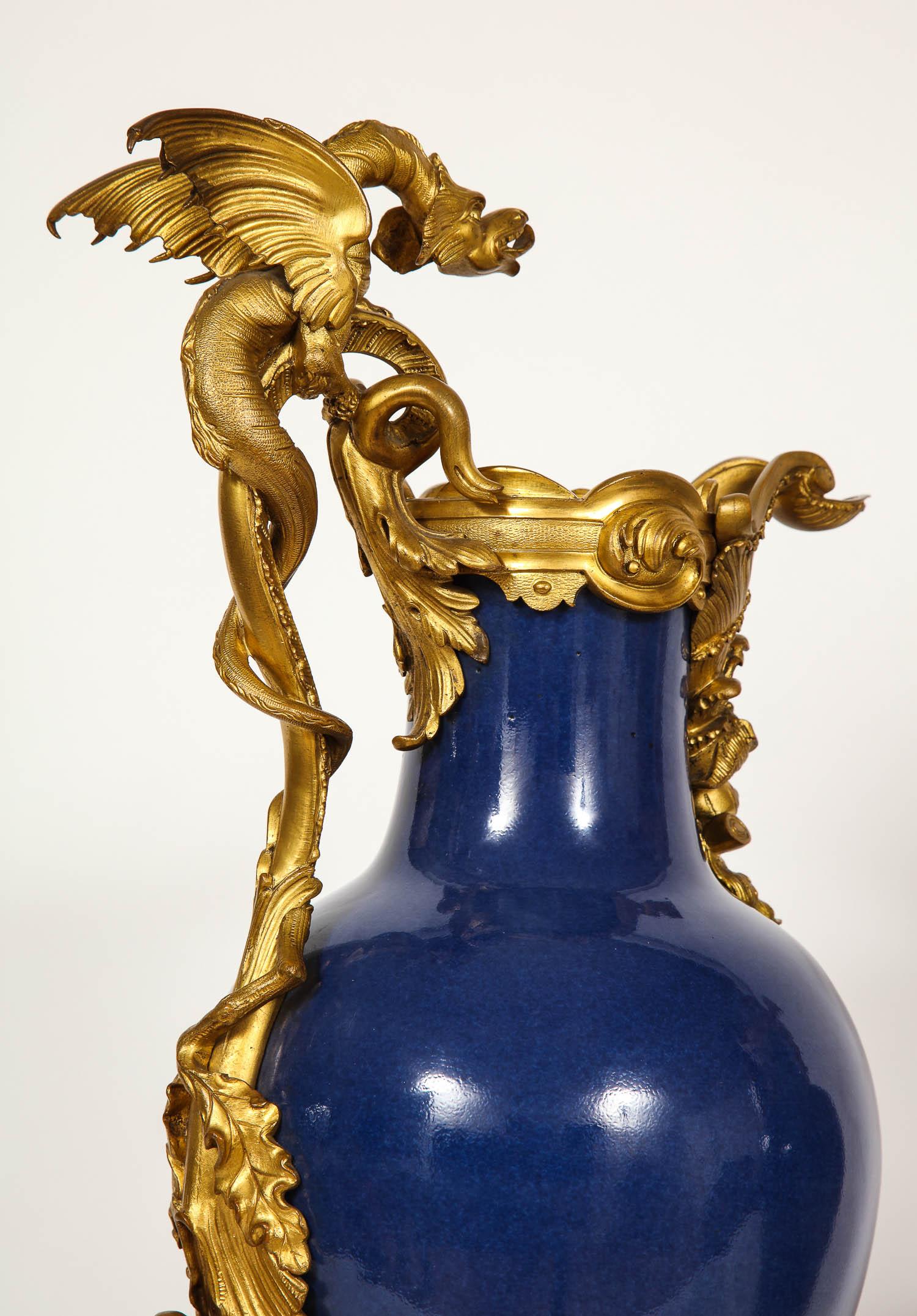 Paar französische „Bleu Pudre“-Vasen aus chinesischem Exportporzellan mit Goldbronzebeschlägen, Paar (Porzellan) im Angebot