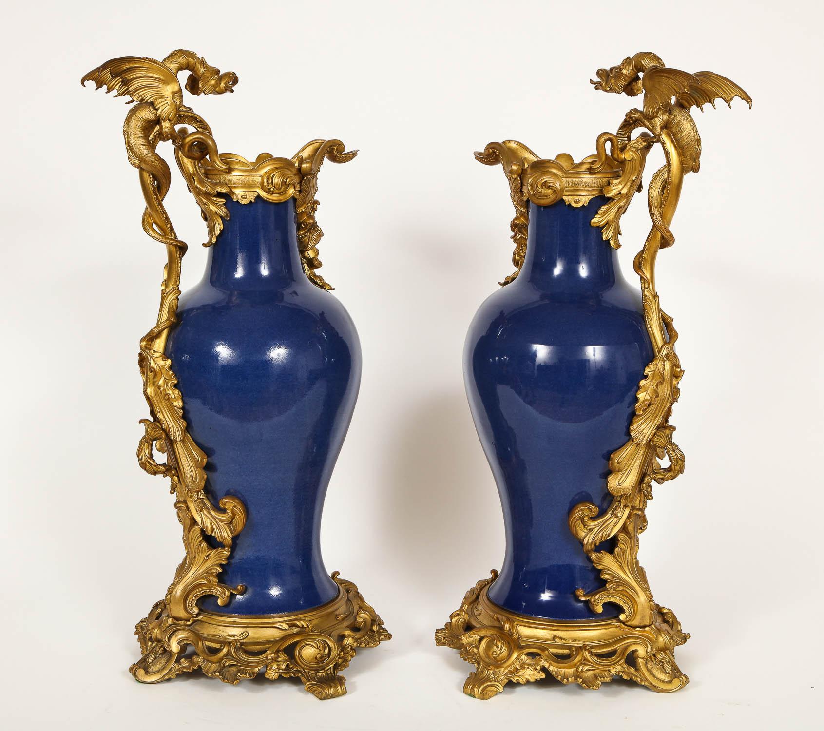 Paar französische „Bleu Pudre“-Vasen aus chinesischem Exportporzellan mit Goldbronzebeschlägen, Paar im Angebot 1