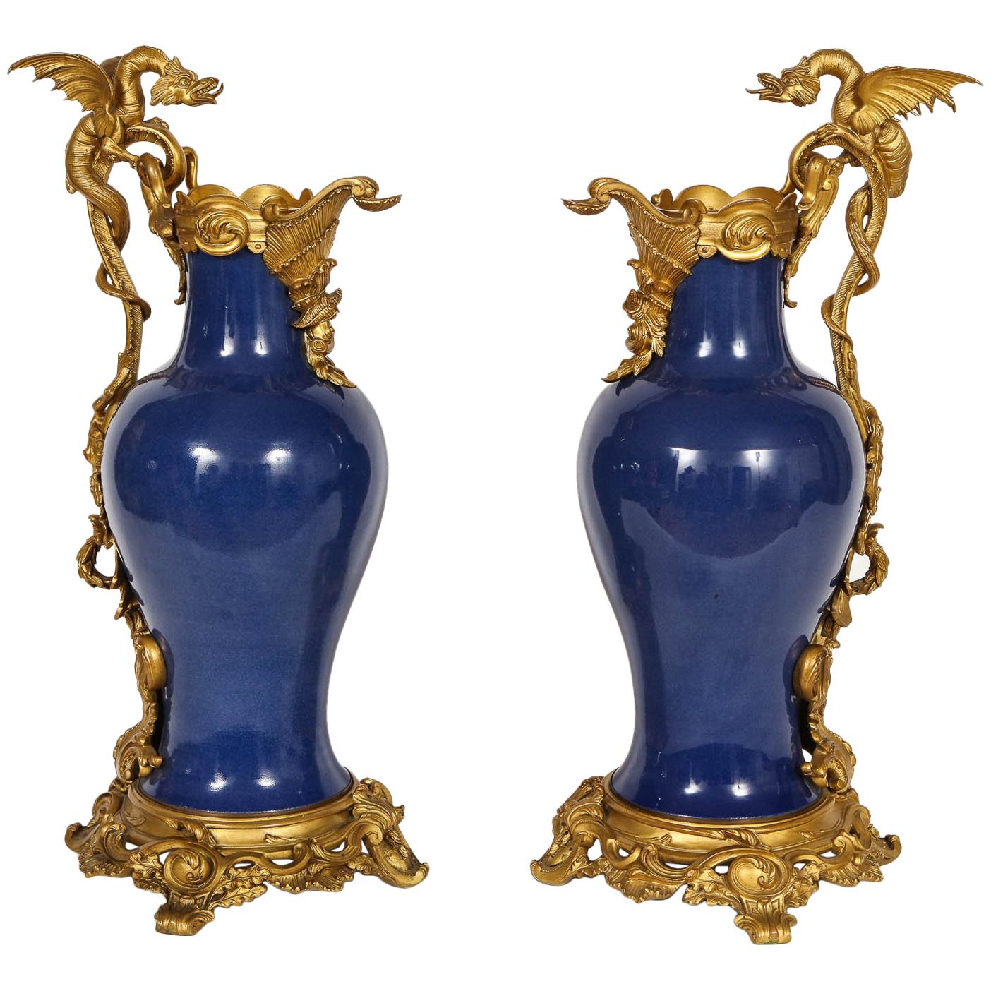 Paar französische „Bleu Pudre“-Vasen aus chinesischem Exportporzellan mit Goldbronze-Montierung