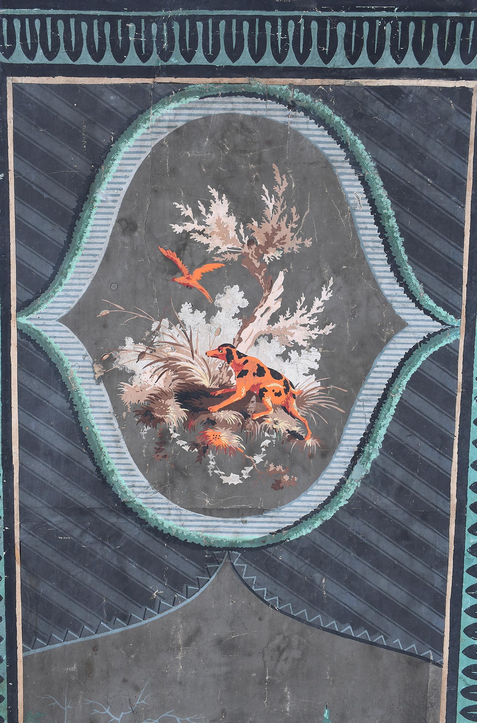 Paire de panneaux de papier peint imprimés à la planche de bois et montés sur bois. Le médaillon supérieur représente un chien de chasse traquant un faisan. Ci-dessous, une scène pastorale représentant un bouvier et son bétail. Sur un fond de