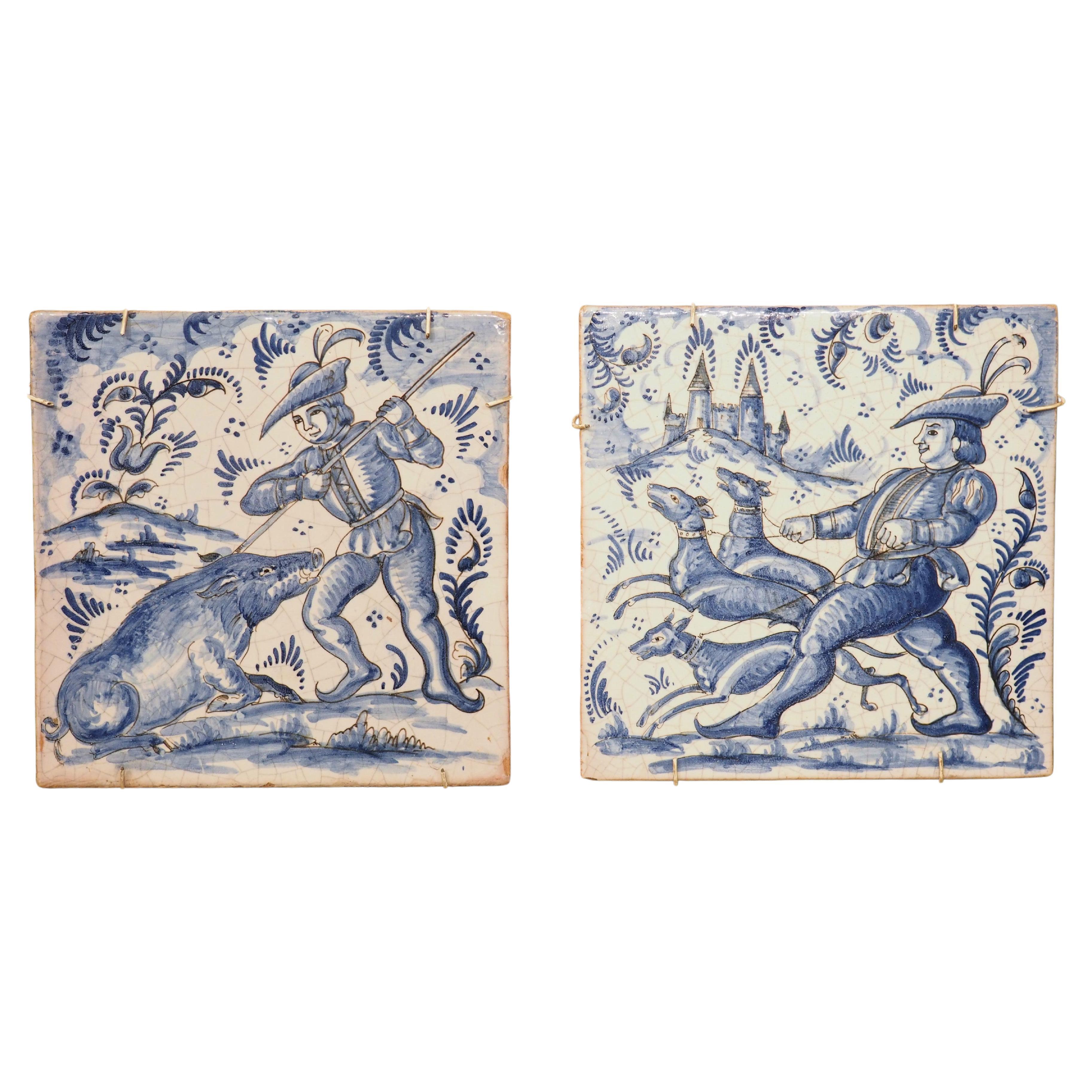 Paire de carreaux en céramique bleu et blanc représentant une scène de chasse, 19ème siècle