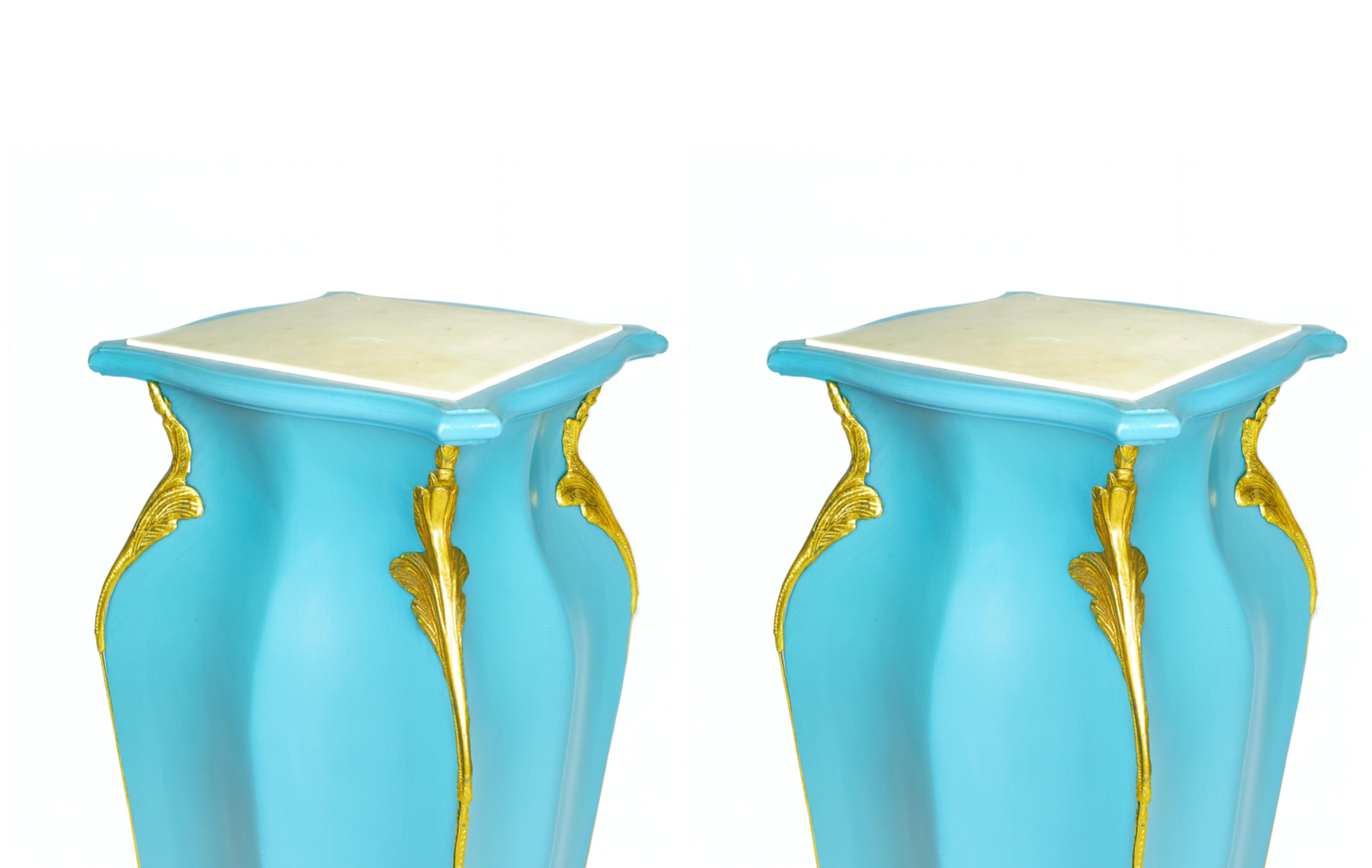 Bronzo Coppia di piedistalli a colonna Luigi XVI di colore blu uovo francese, XIX secolo in vendita