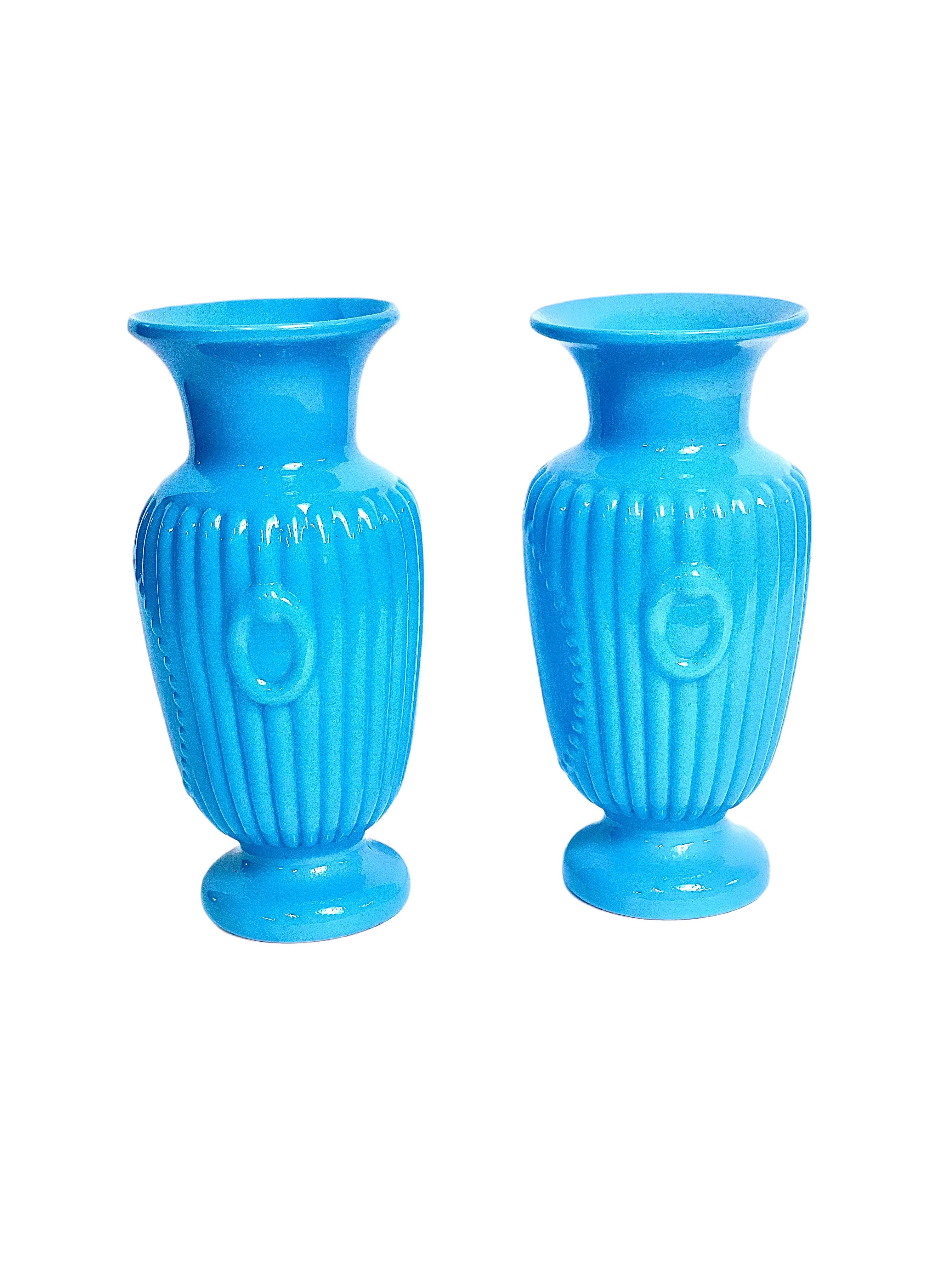 Questi vasi ornati, realizzati in vibrante opalina blu turchese e risalenti al 1870 circa, durante l'epoca di Napoléon III, emanano un'eleganza senza tempo. Sebbene non siano contrassegnati, questi vasi incarnano magnificamente lo stile distintivo e