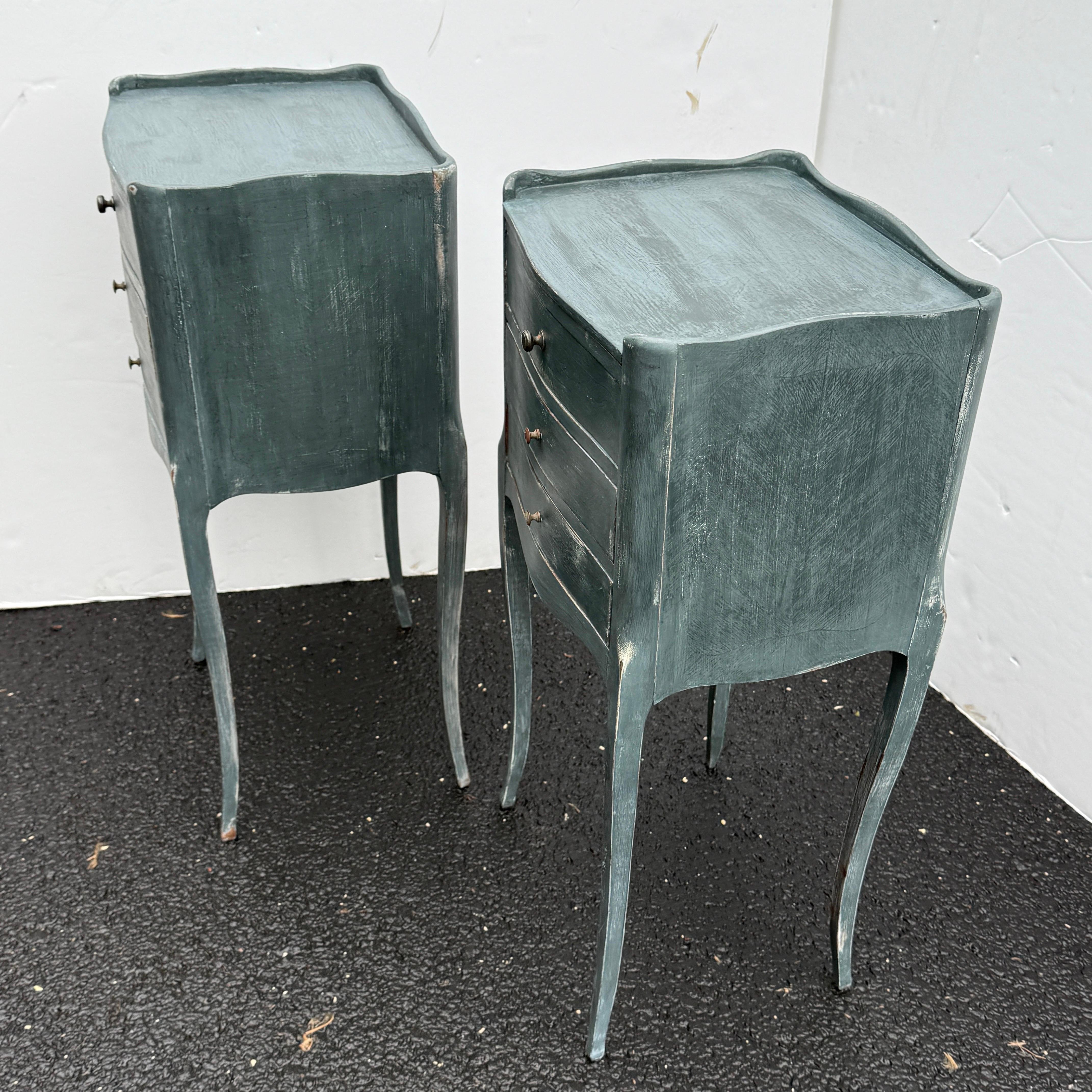 Paire de tables de chevet françaises peintes en bleu avec tiroirs en vente 2