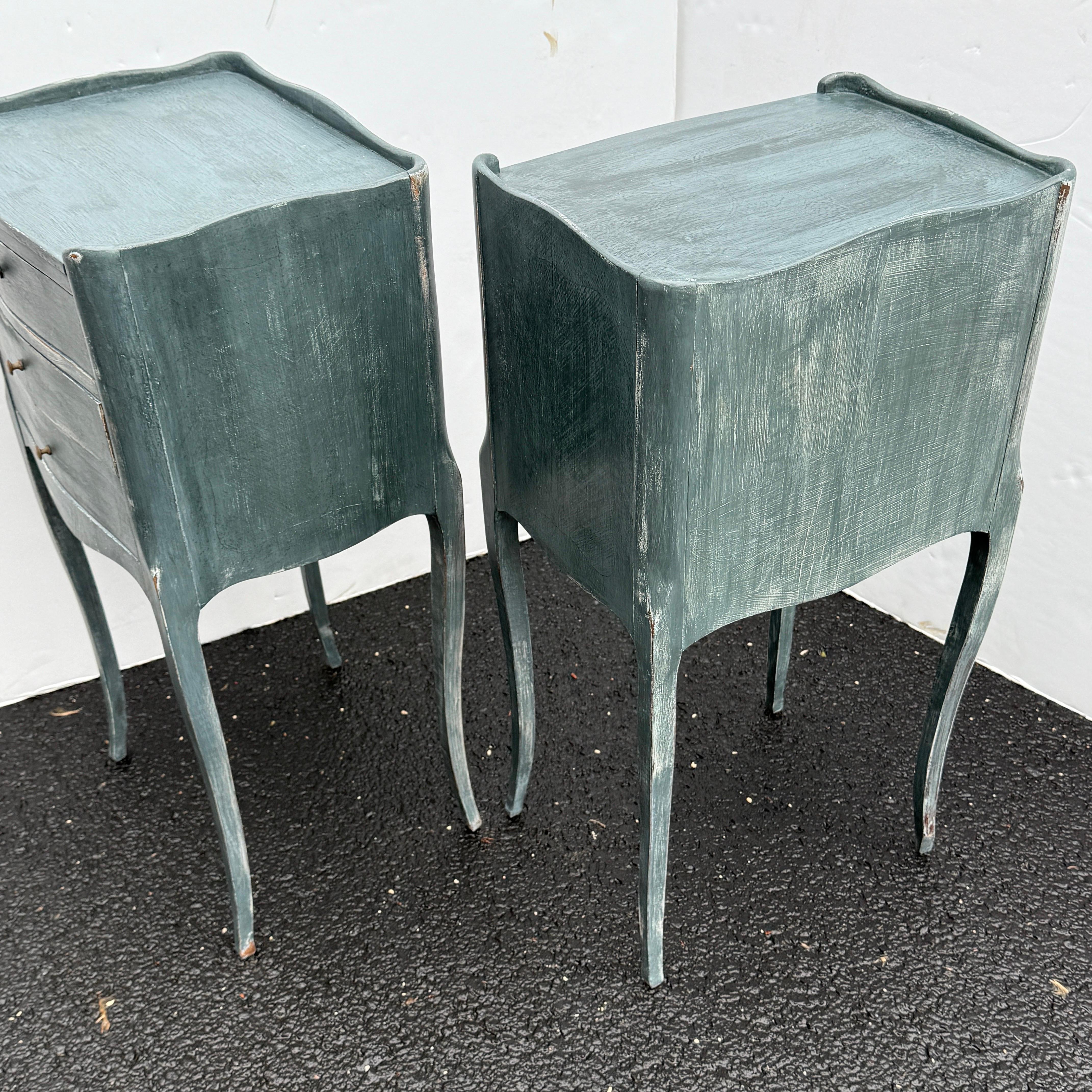 Paire de tables de chevet françaises peintes en bleu avec tiroirs en vente 3
