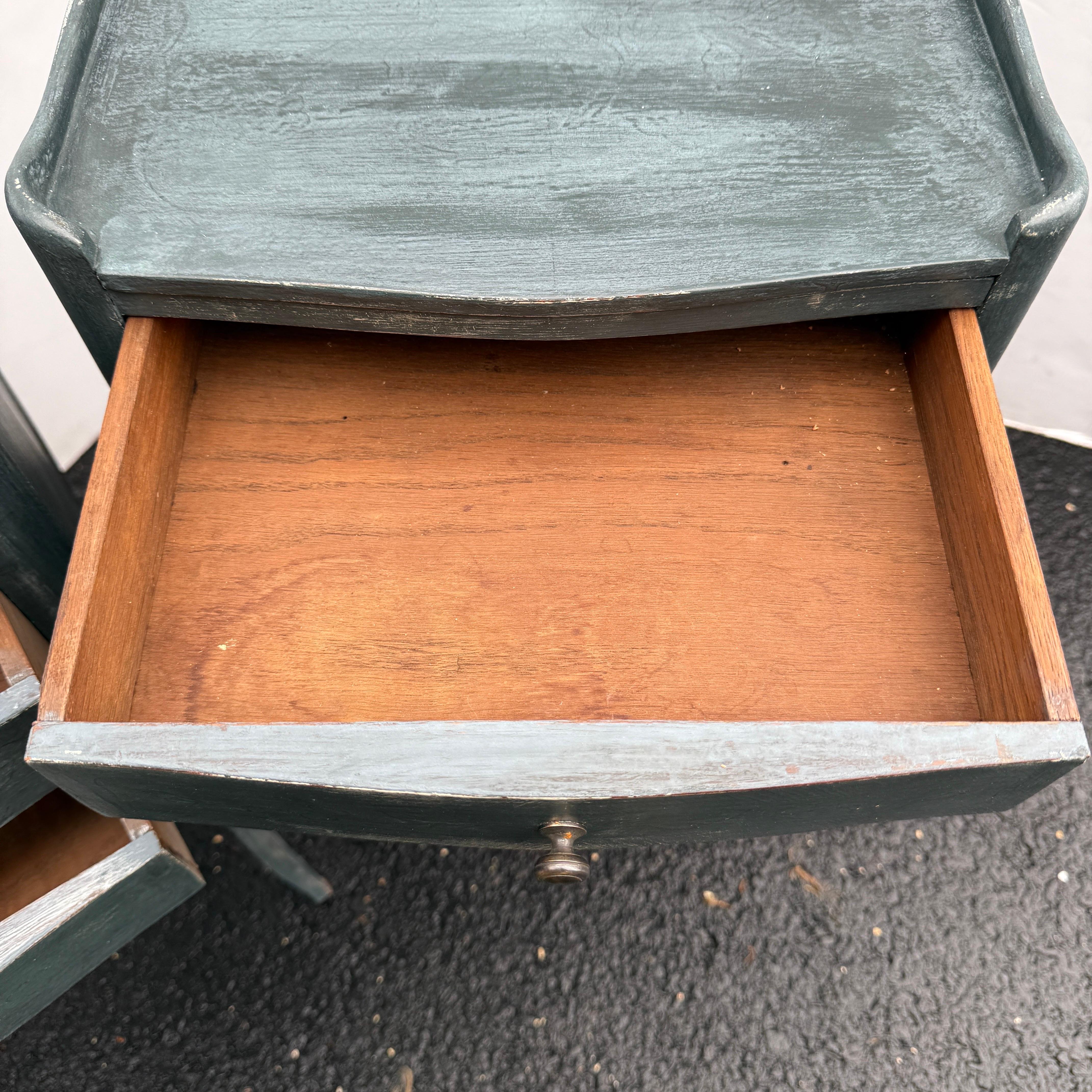 Paire de tables de chevet françaises peintes en bleu avec tiroirs en vente 4