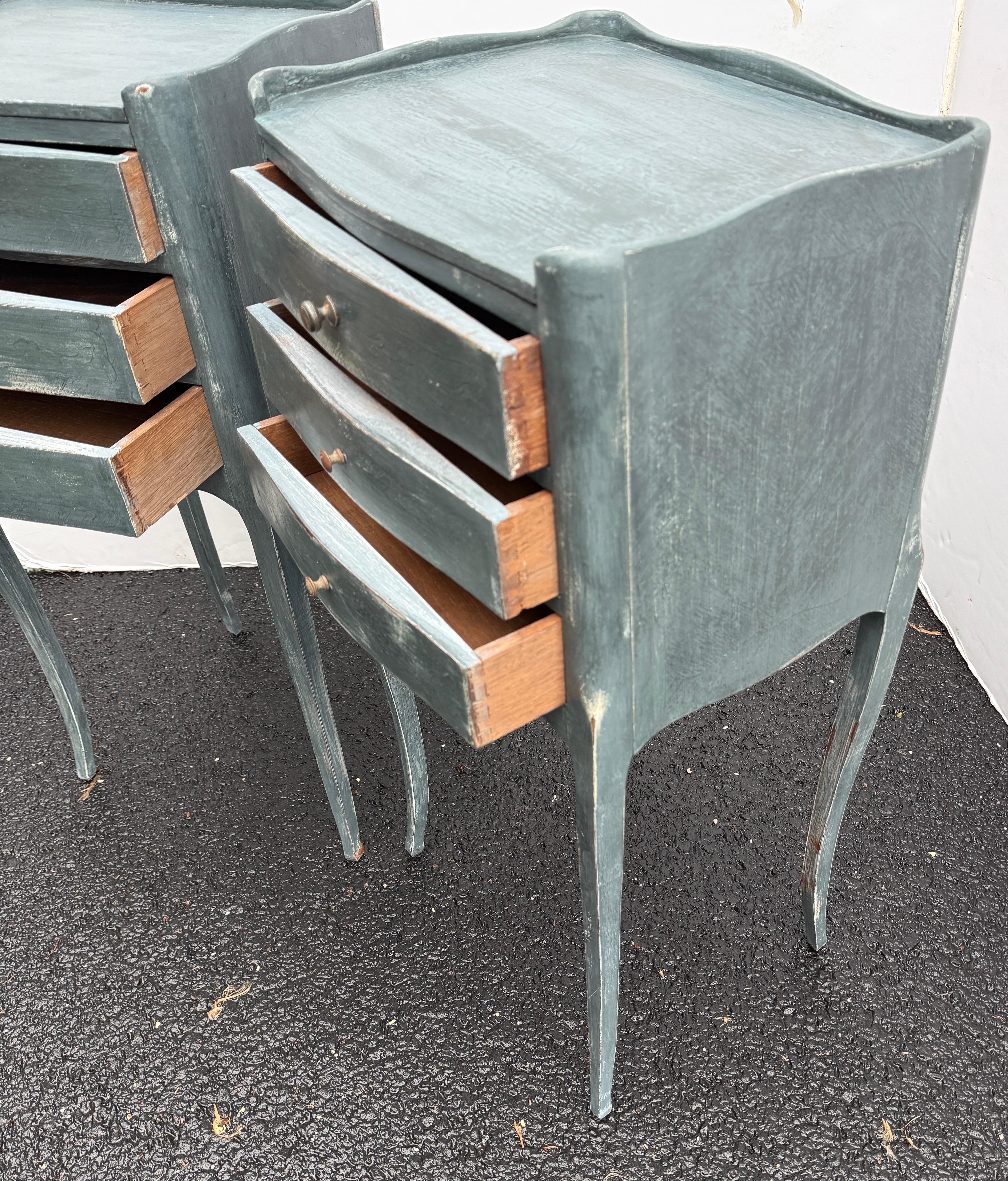Paire de tables de chevet françaises peintes en bleu avec tiroirs en vente 5