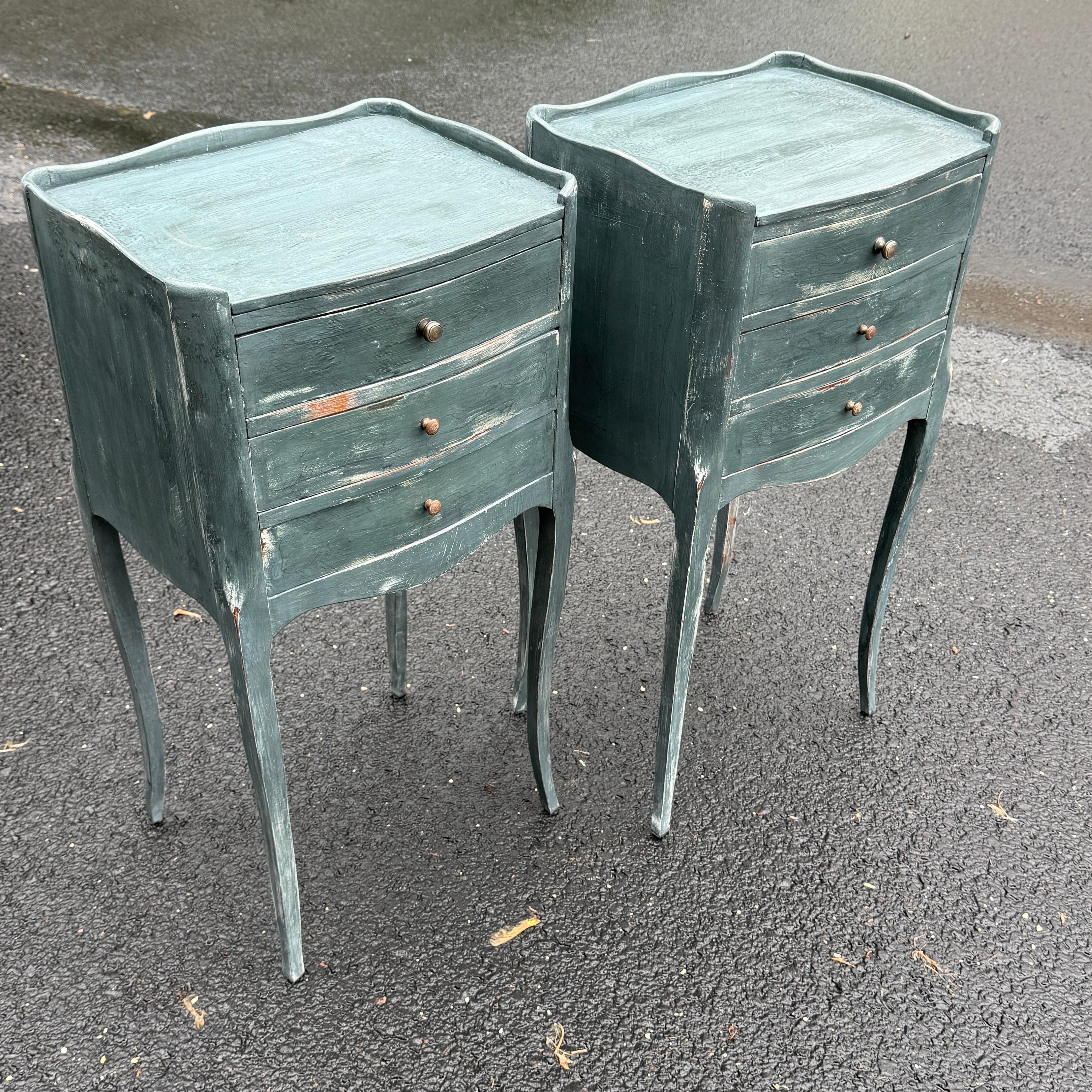 Paire de tables de chevet françaises peintes en bleu avec tiroirs en vente 6