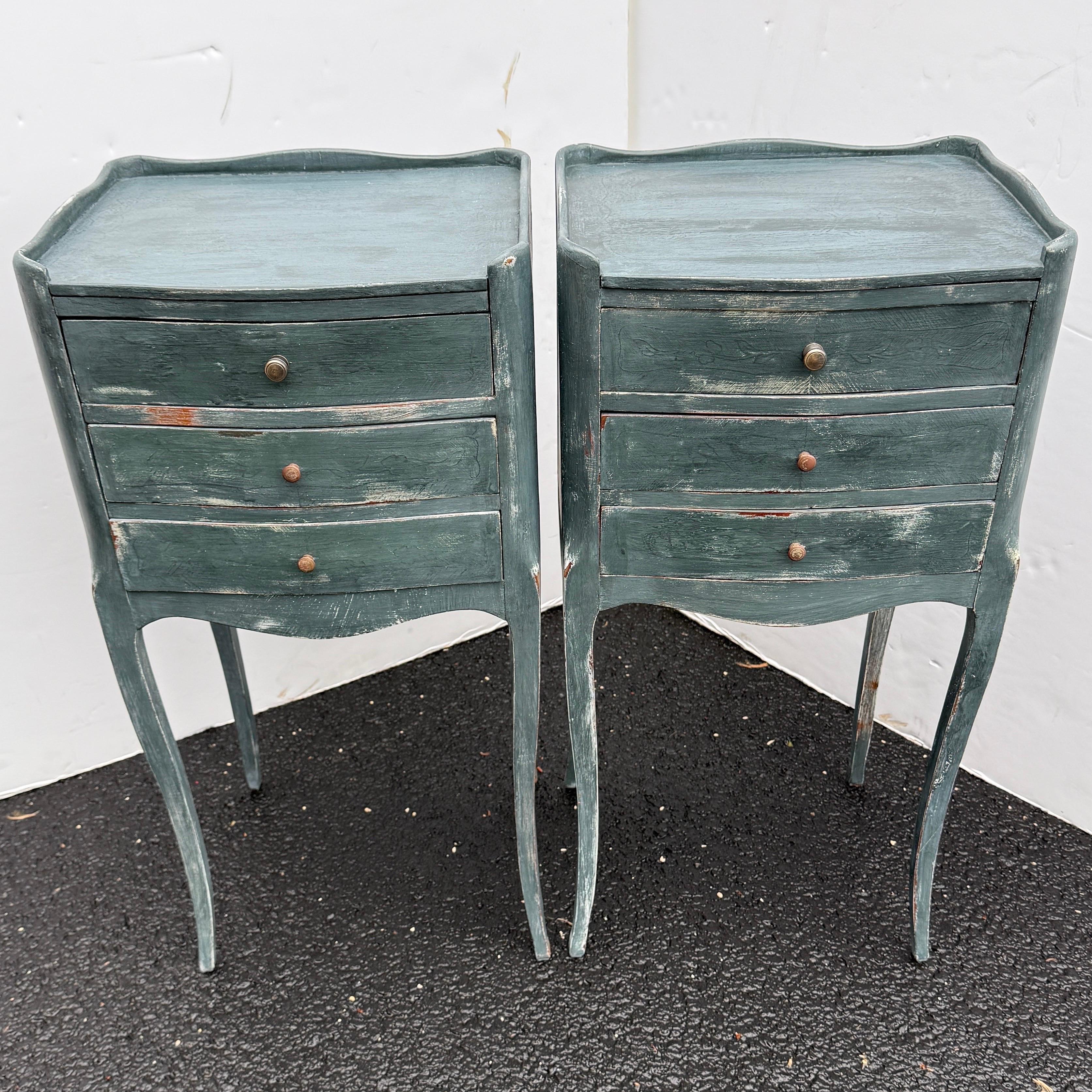 Paire de tables de chevet françaises peintes en bleu avec tiroirs en vente 7