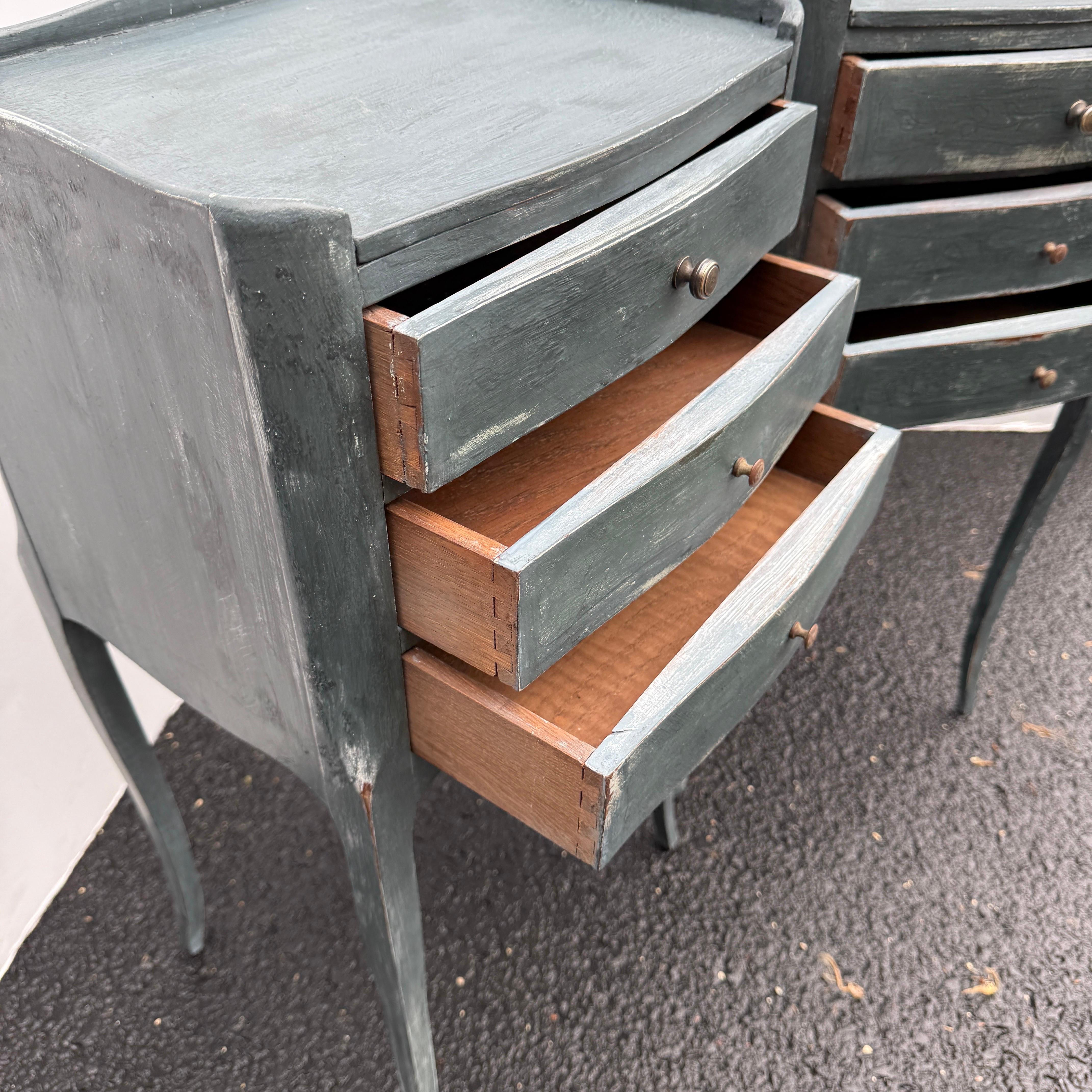 Paire de tables de chevet françaises peintes en bleu avec tiroirs en vente 8
