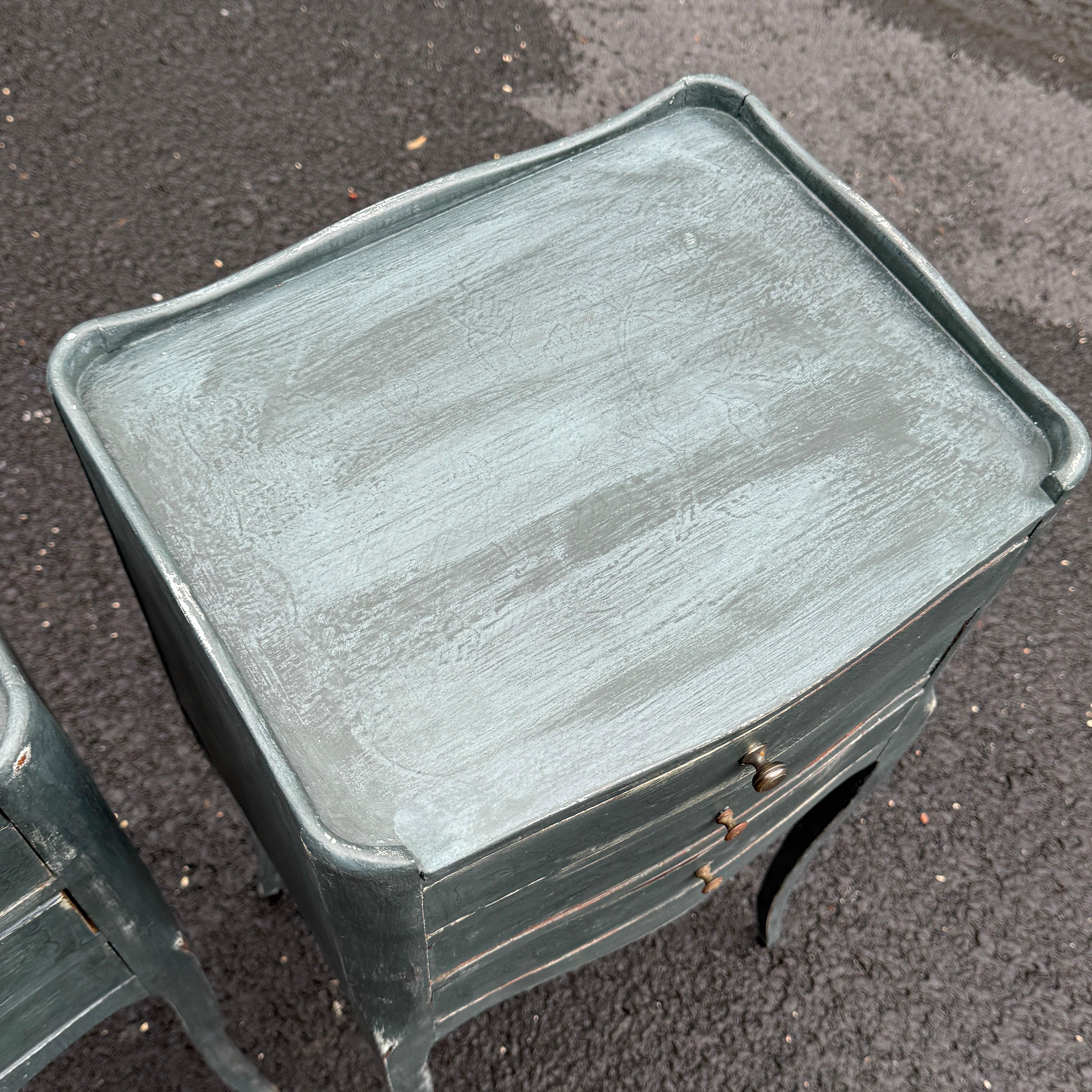 Paire de tables de chevet françaises peintes en bleu avec tiroirs en vente 9