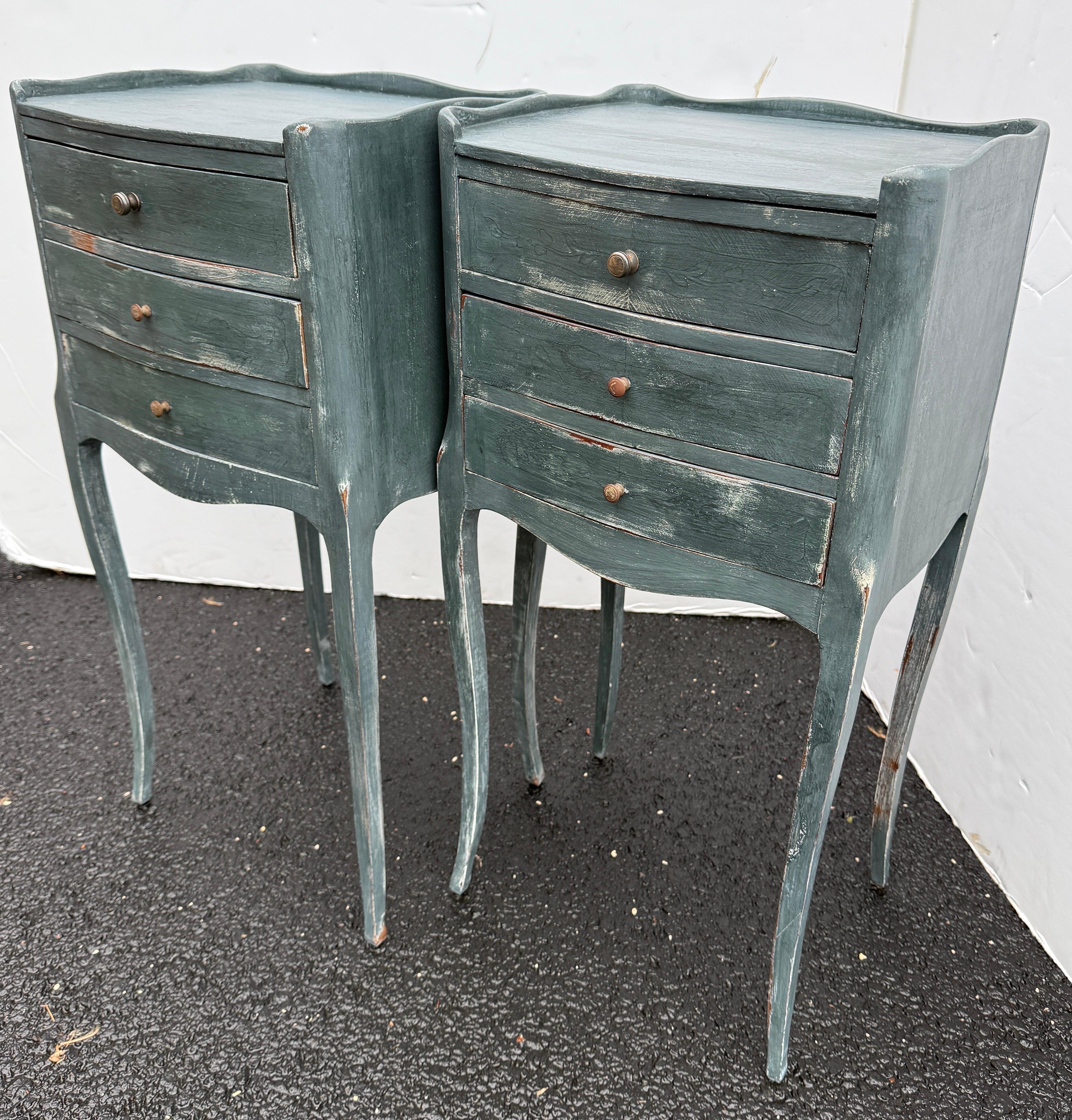 Fantastique paire de tables de nuit ou de chevets à trois tiroirs en bois massif, de style suédois gustavien bleu, avec des tiroirs en queue d'aronde. Les détails classiques de cet ensemble comprennent une quincaillerie en laiton patiné avec une