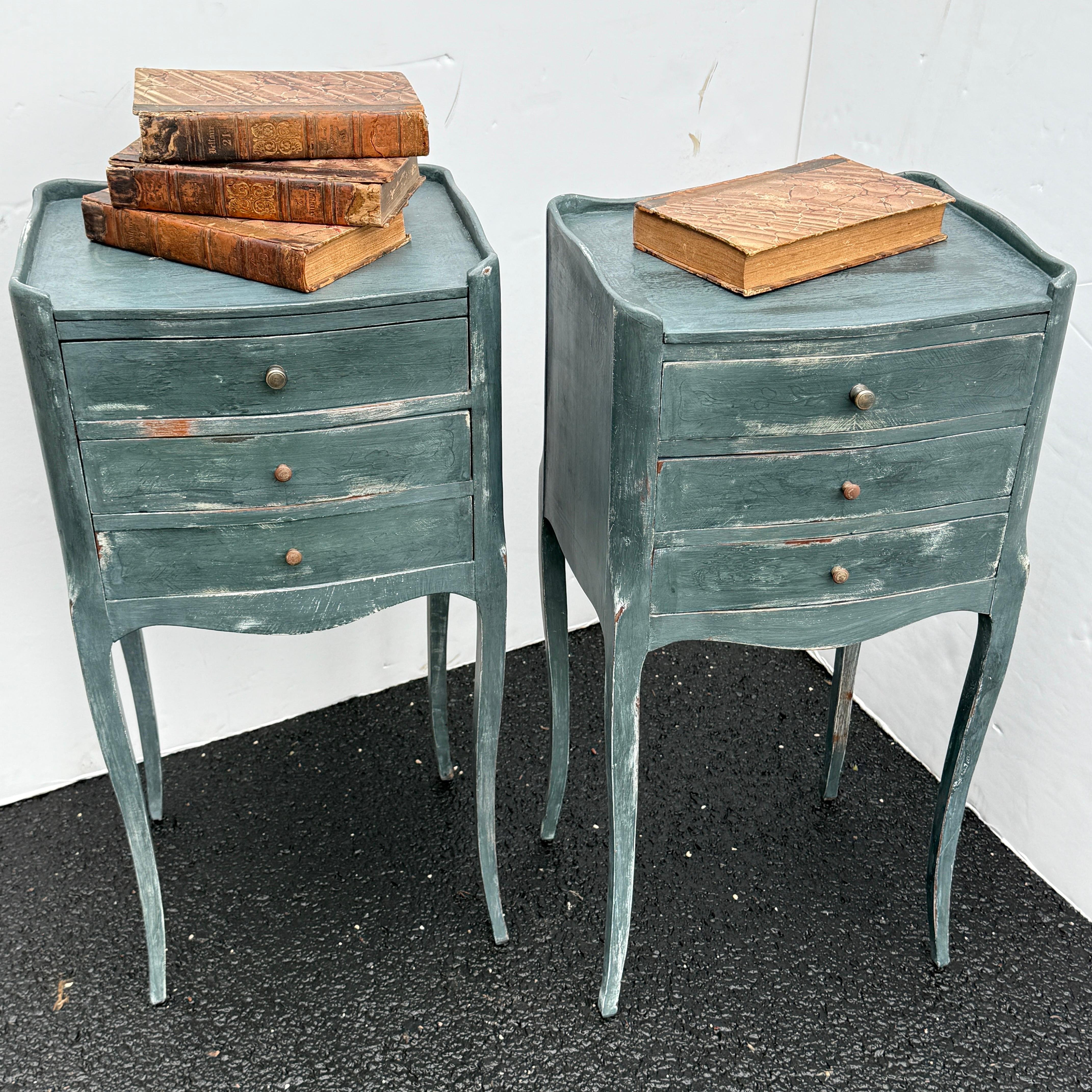 Louis XVI Paire de tables de chevet françaises peintes en bleu avec tiroirs en vente