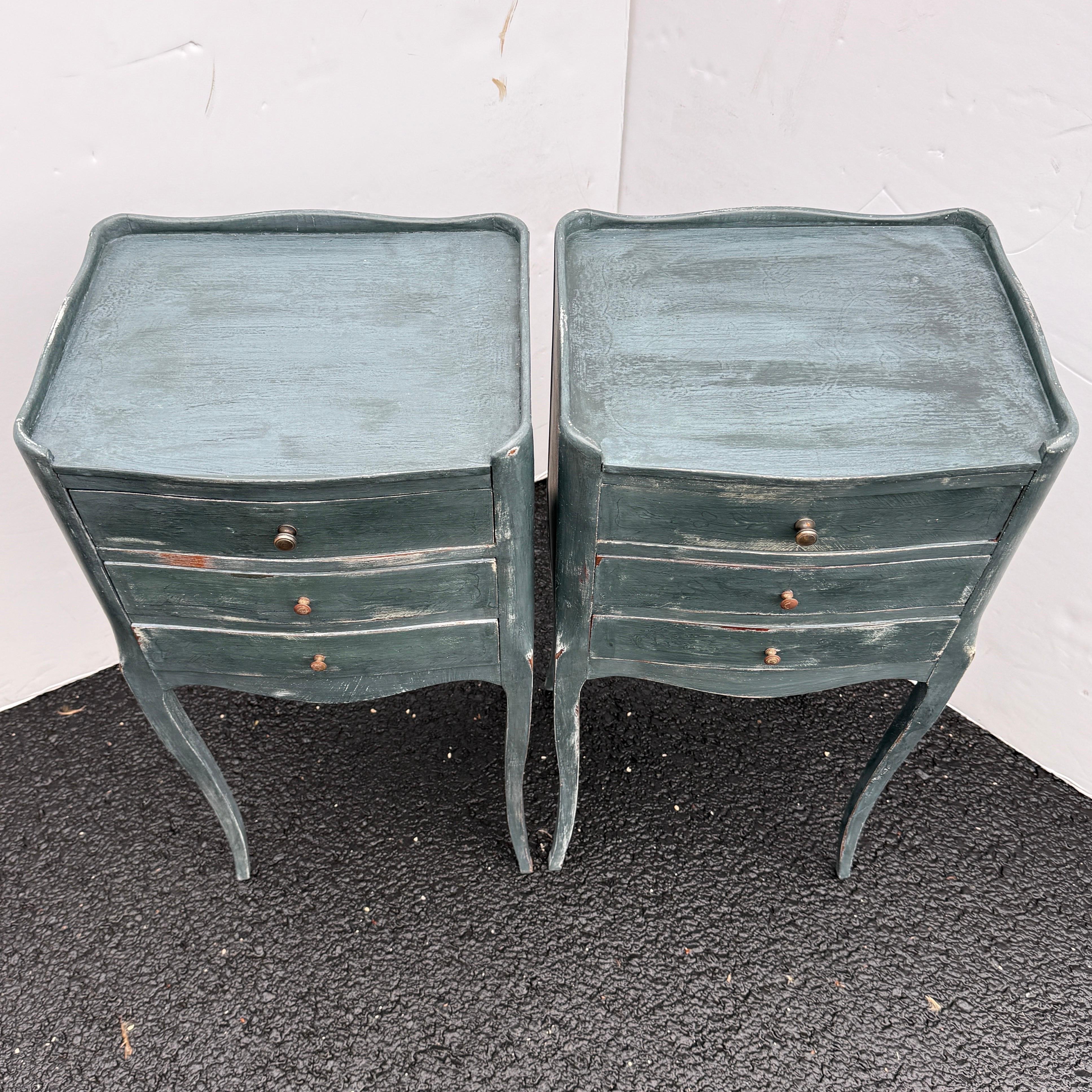 Peint à la main Paire de tables de chevet françaises peintes en bleu avec tiroirs en vente