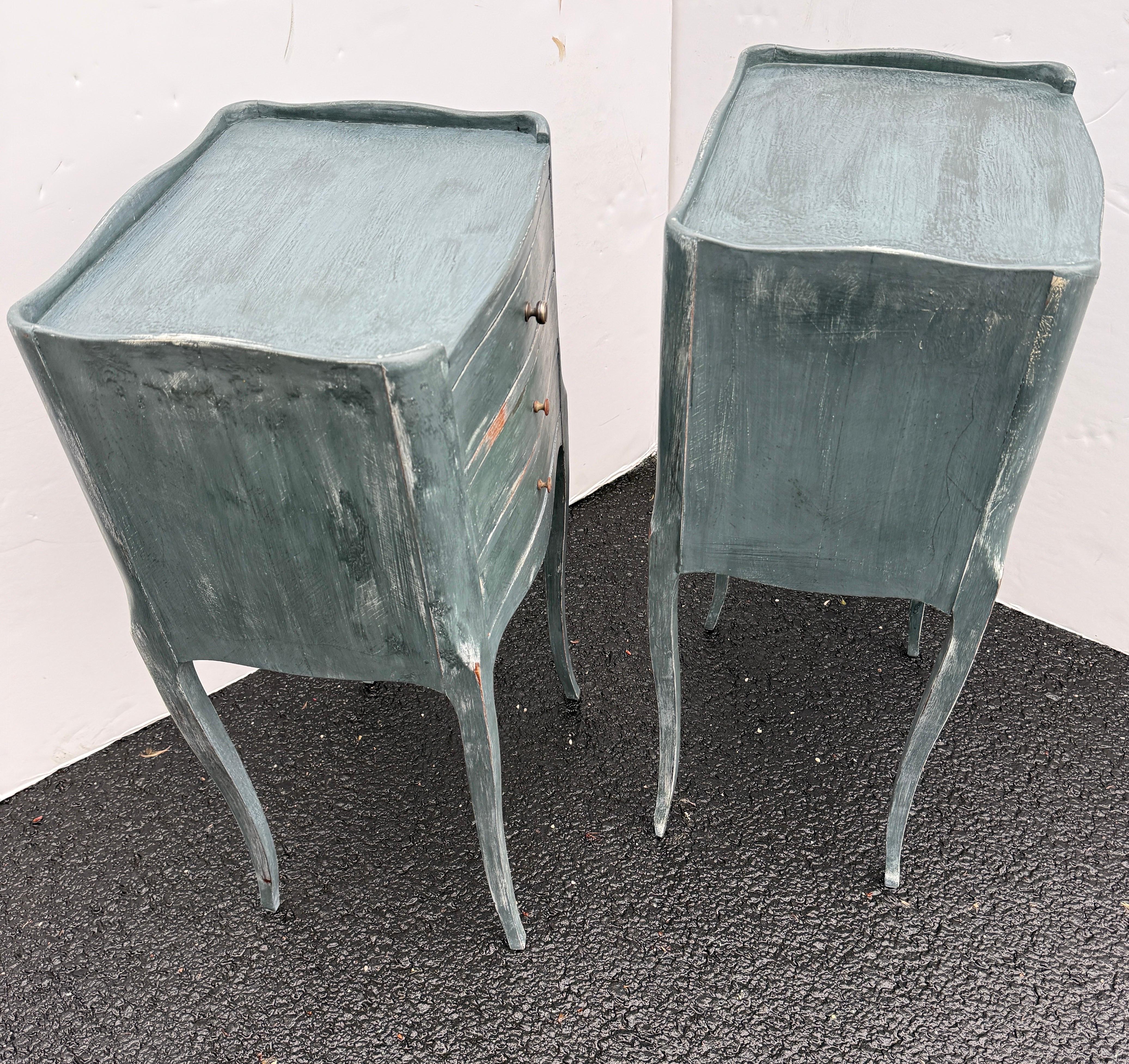 XIXe siècle Paire de tables de chevet françaises peintes en bleu avec tiroirs en vente