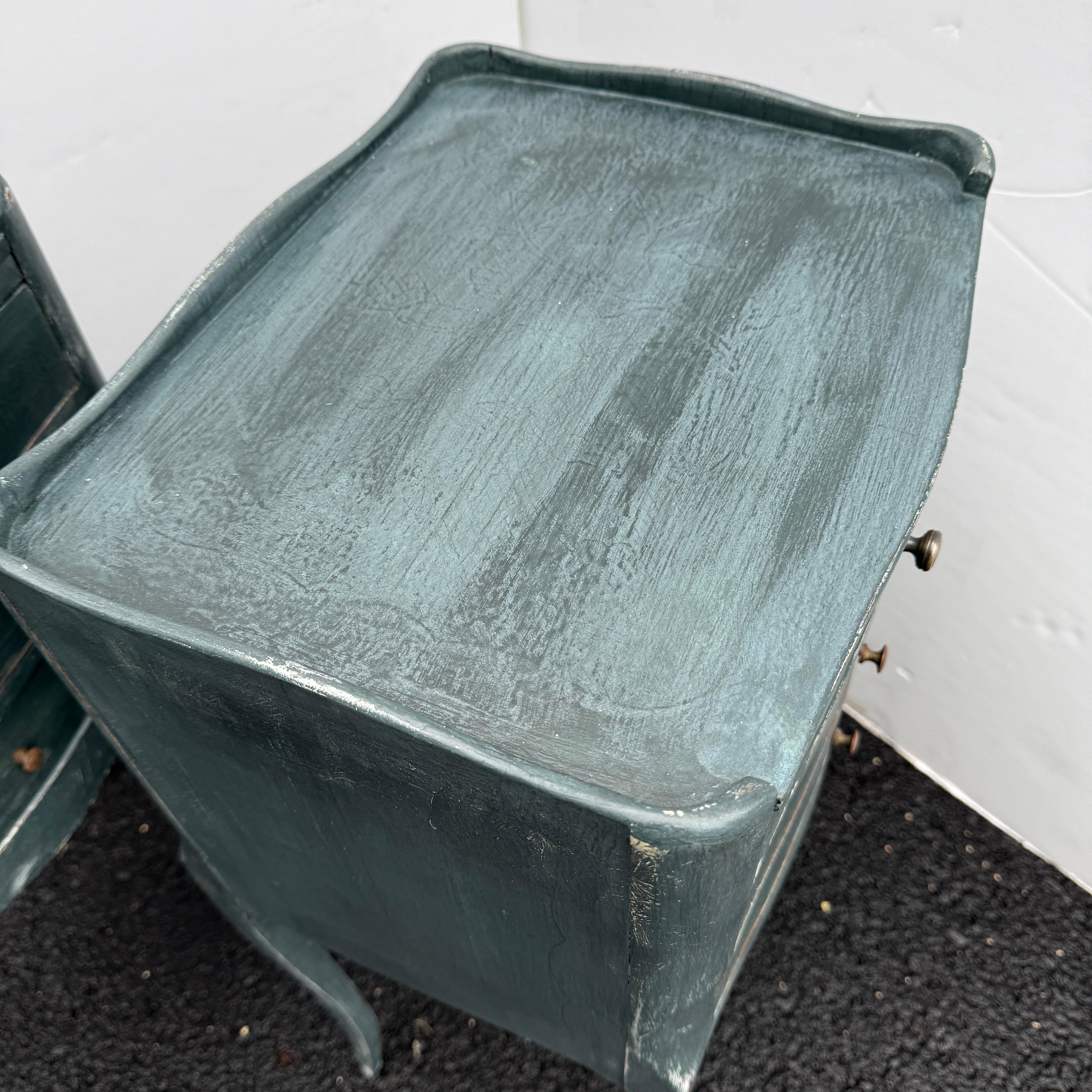 Bois Paire de tables de chevet françaises peintes en bleu avec tiroirs en vente
