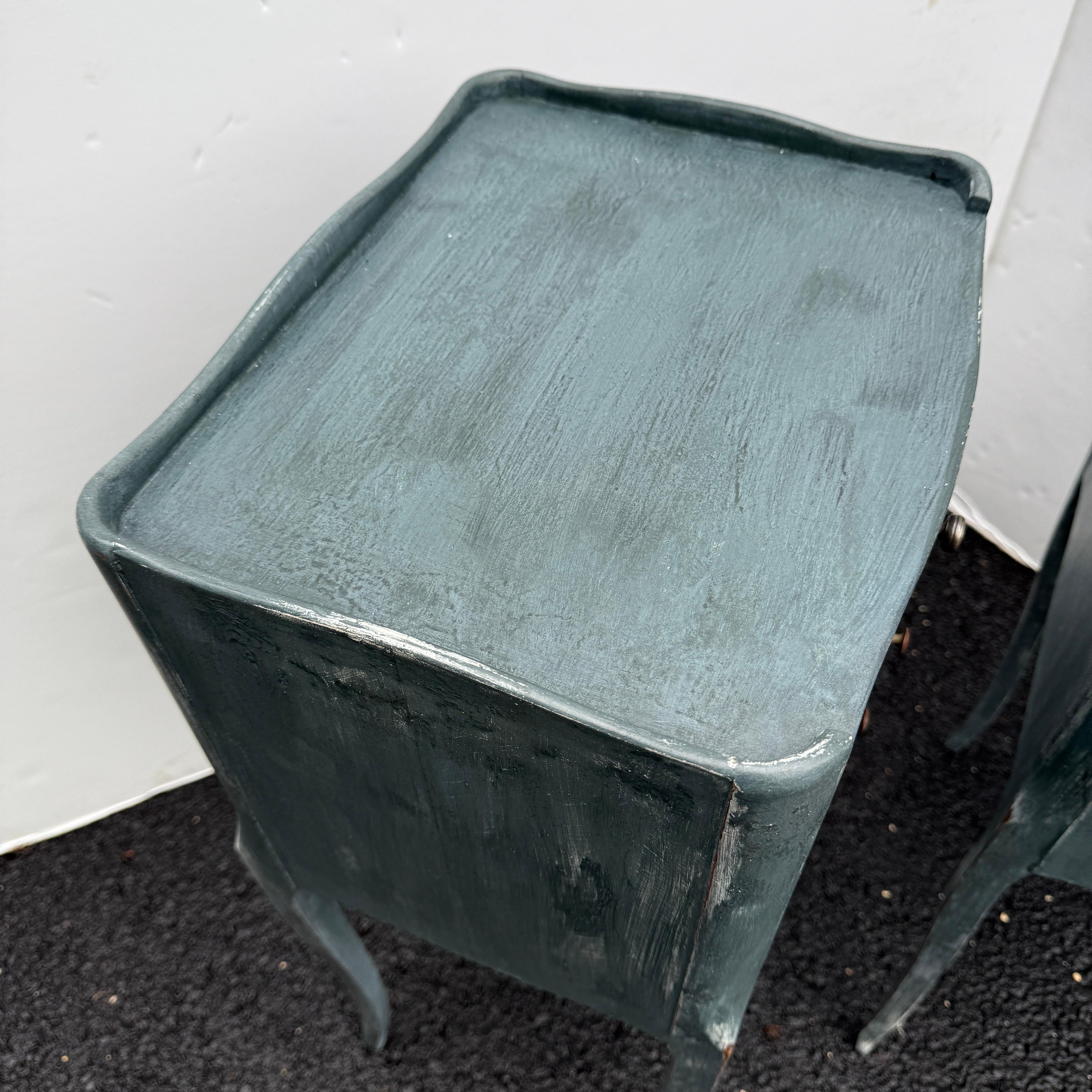 Paire de tables de chevet françaises peintes en bleu avec tiroirs en vente 1