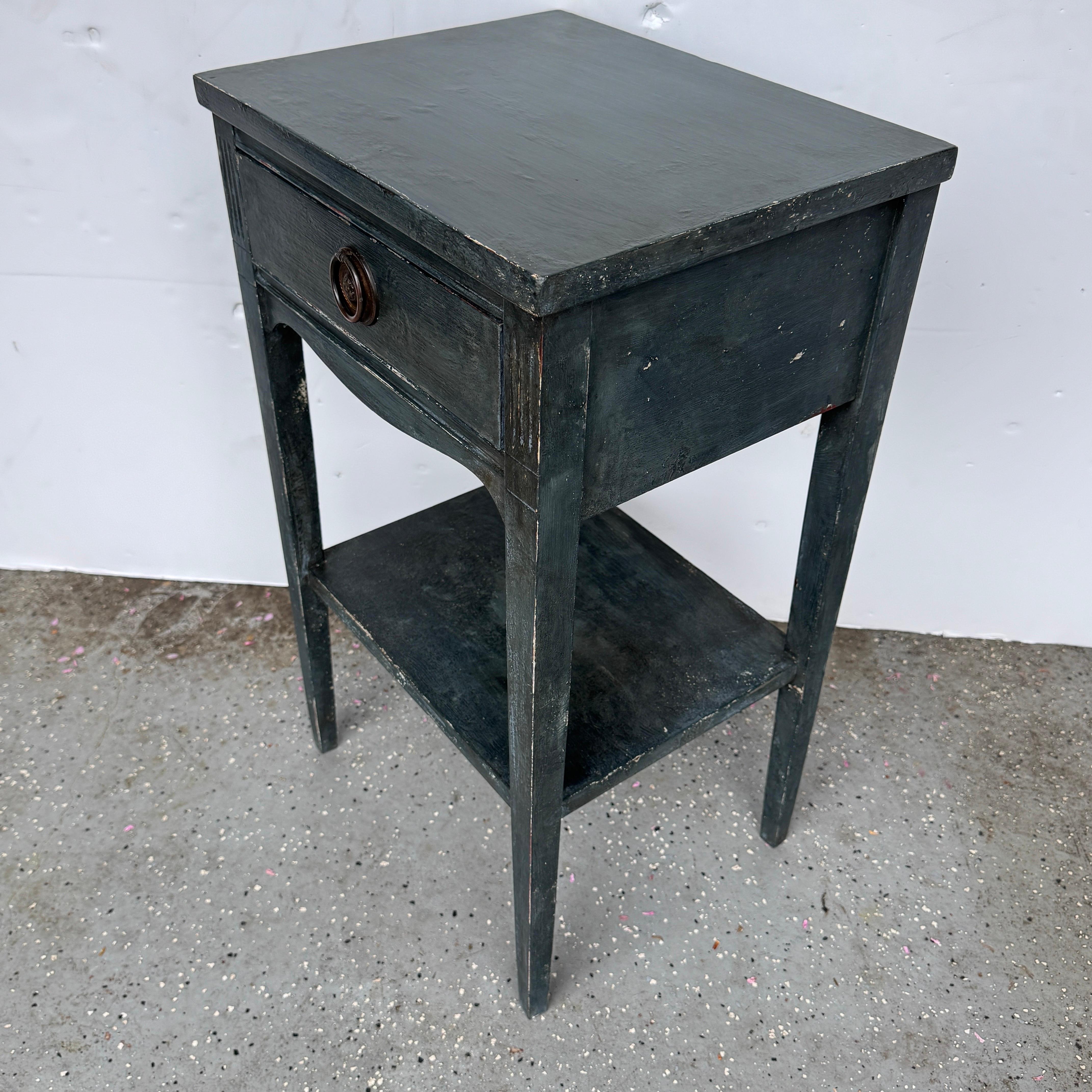 Paire de tables de chevet cannelées peintes en bleu en vente 3