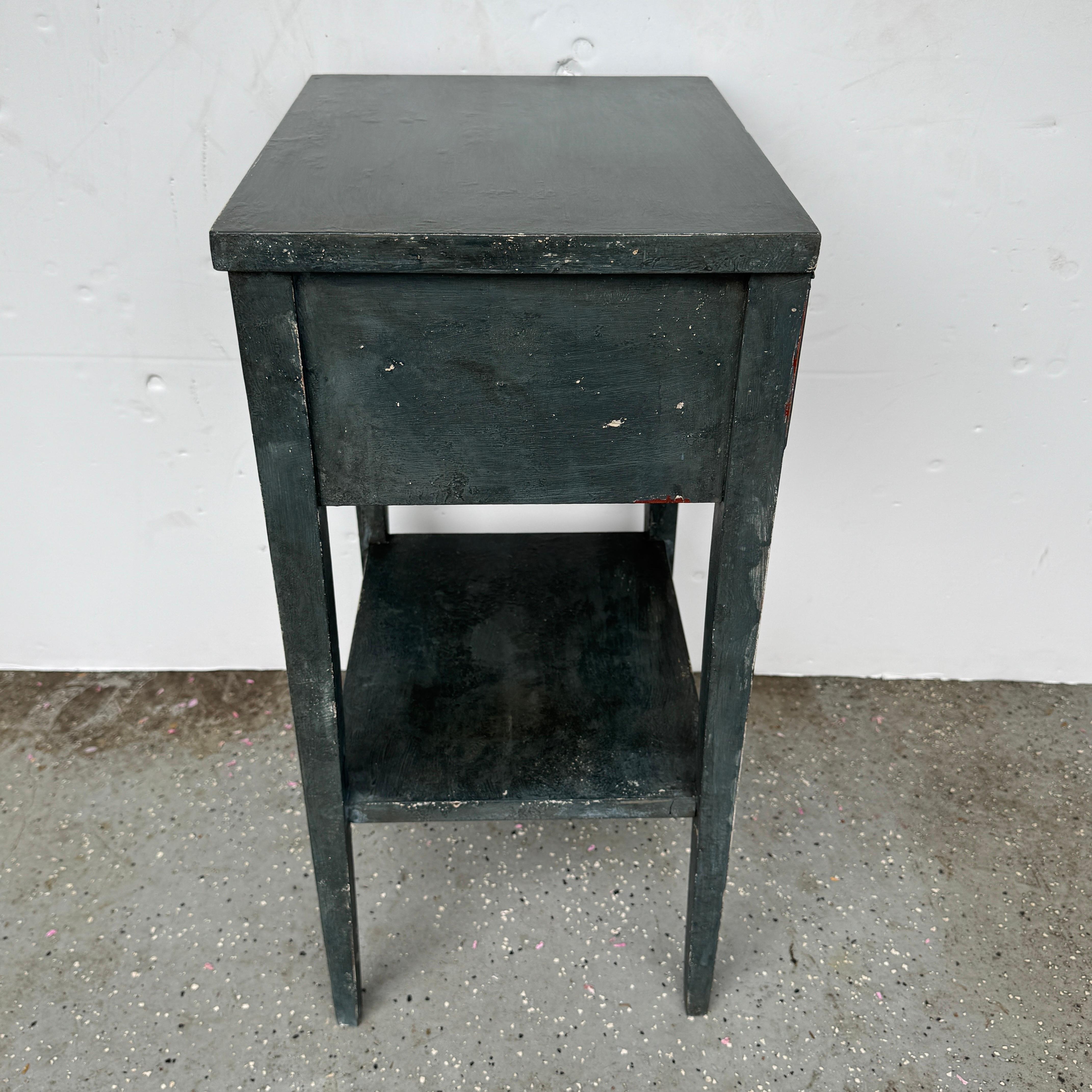 Paire de tables de chevet cannelées peintes en bleu en vente 4