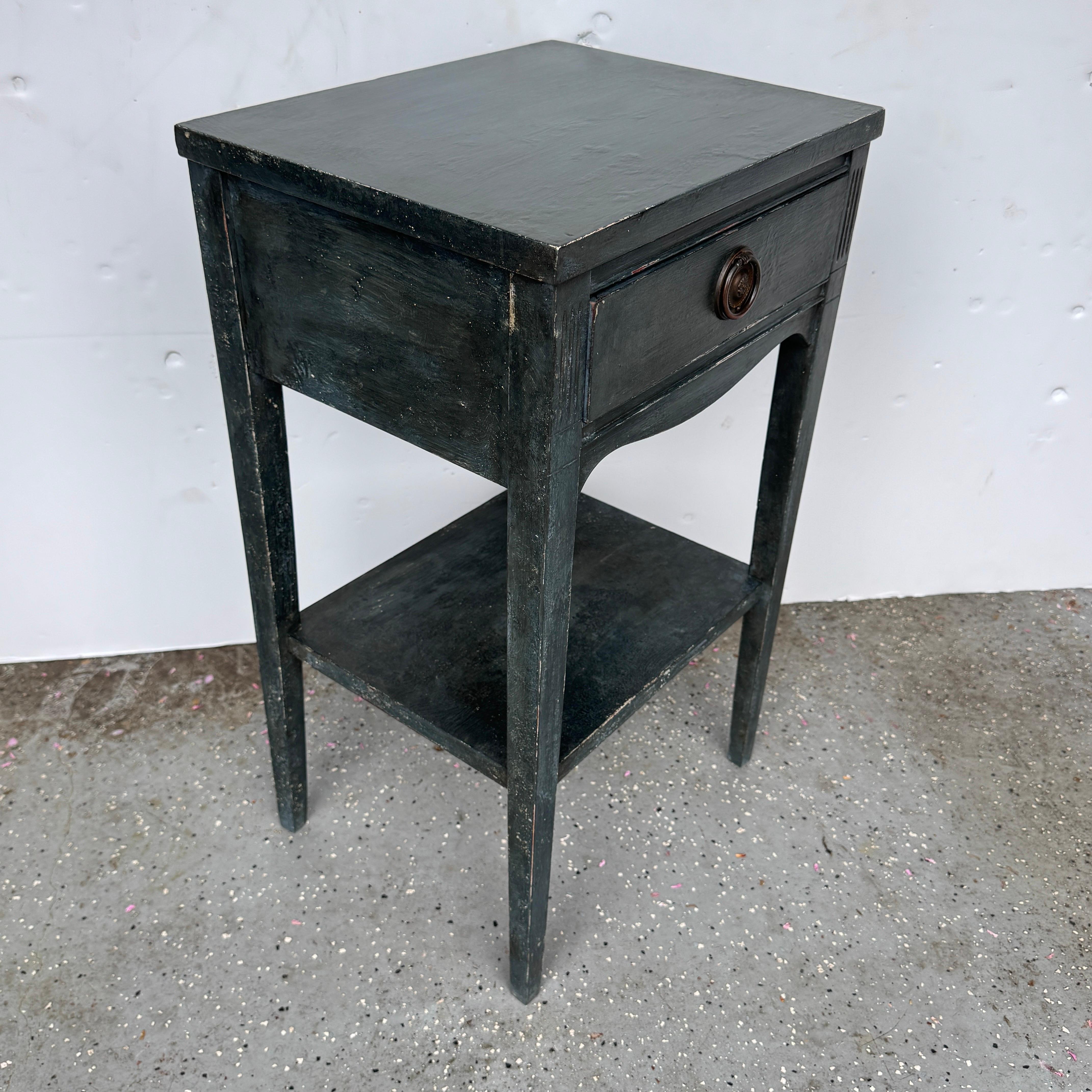 Paire de tables de chevet cannelées peintes en bleu en vente 5