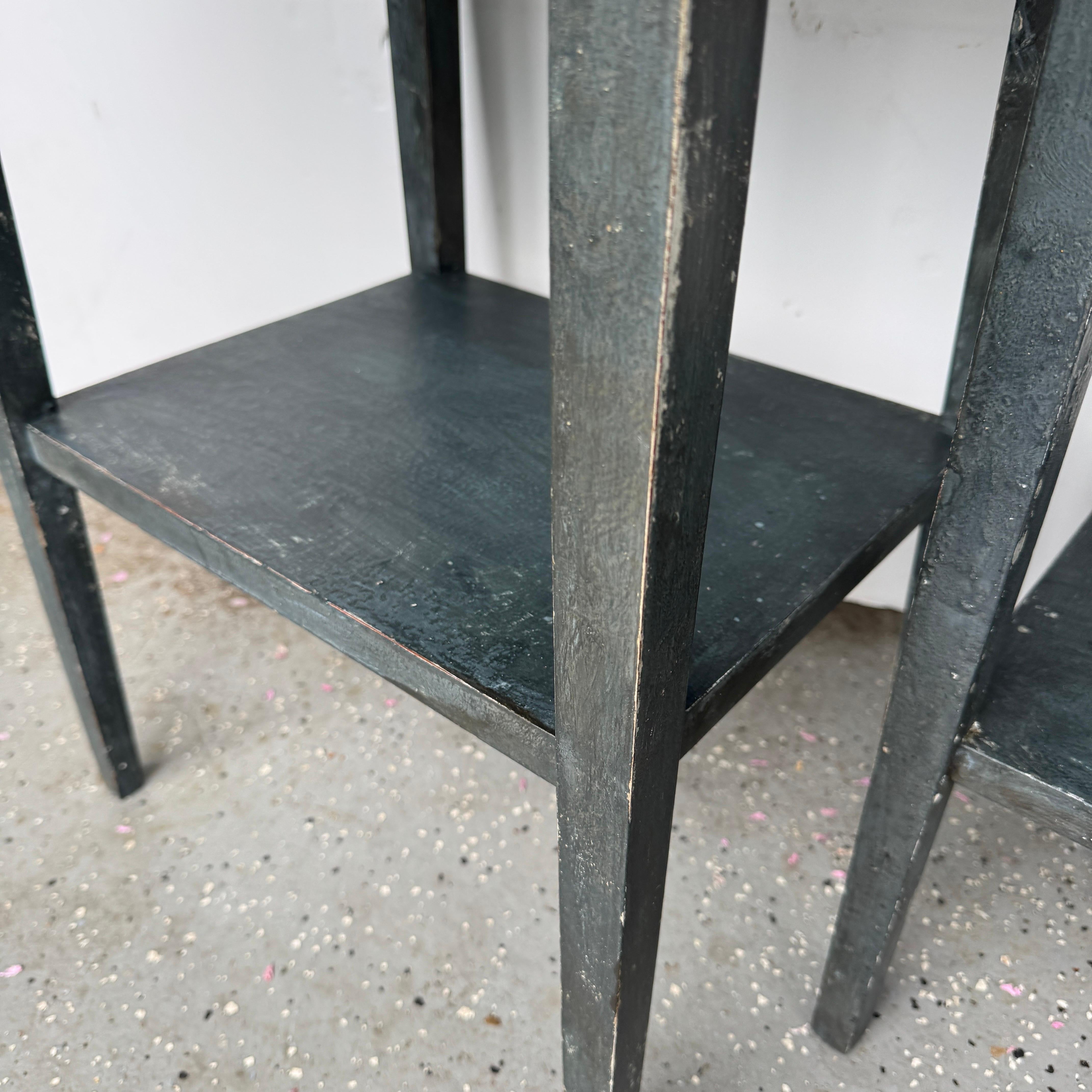 Paire de tables de chevet cannelées peintes en bleu en vente 6
