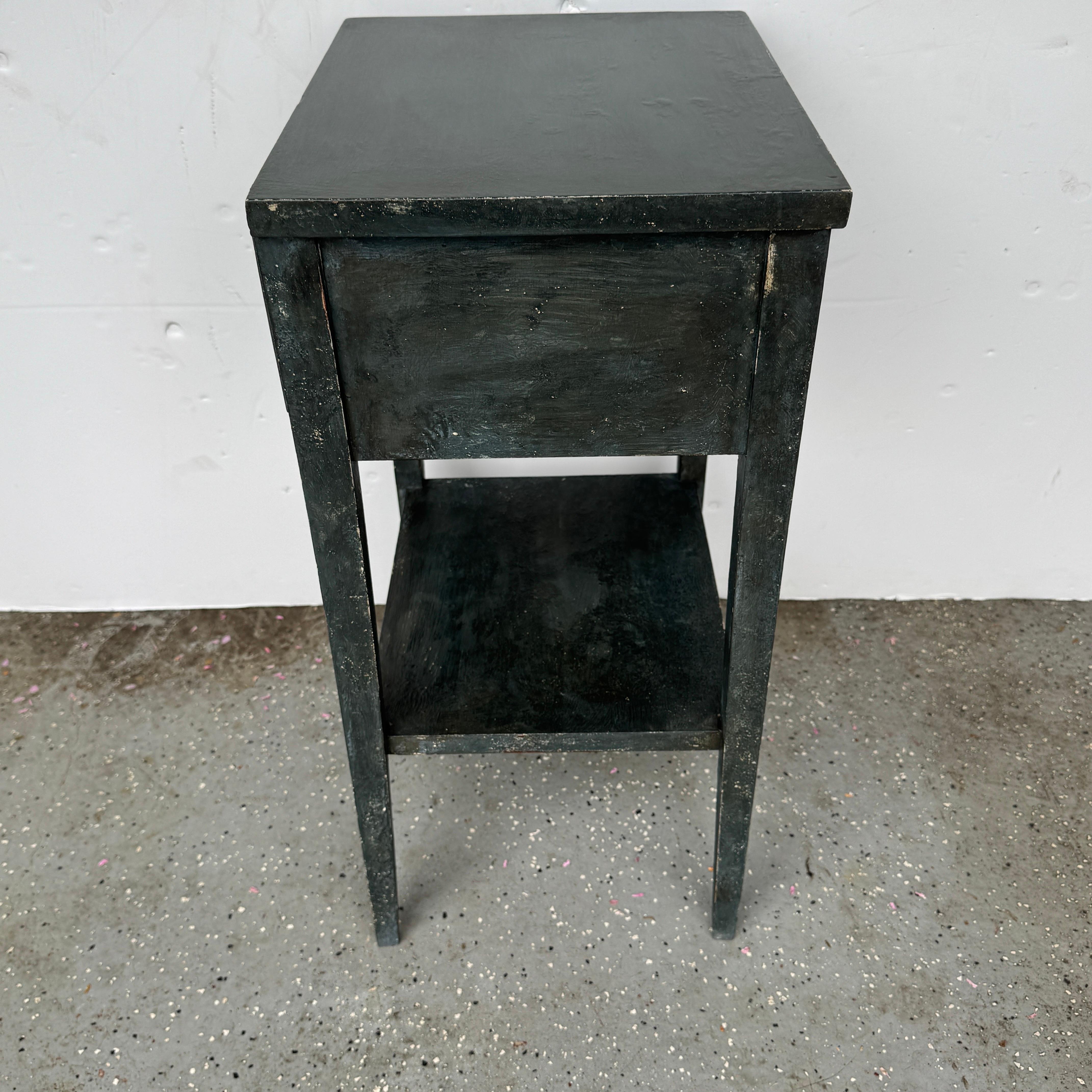 Paire de tables de chevet cannelées peintes en bleu en vente 7