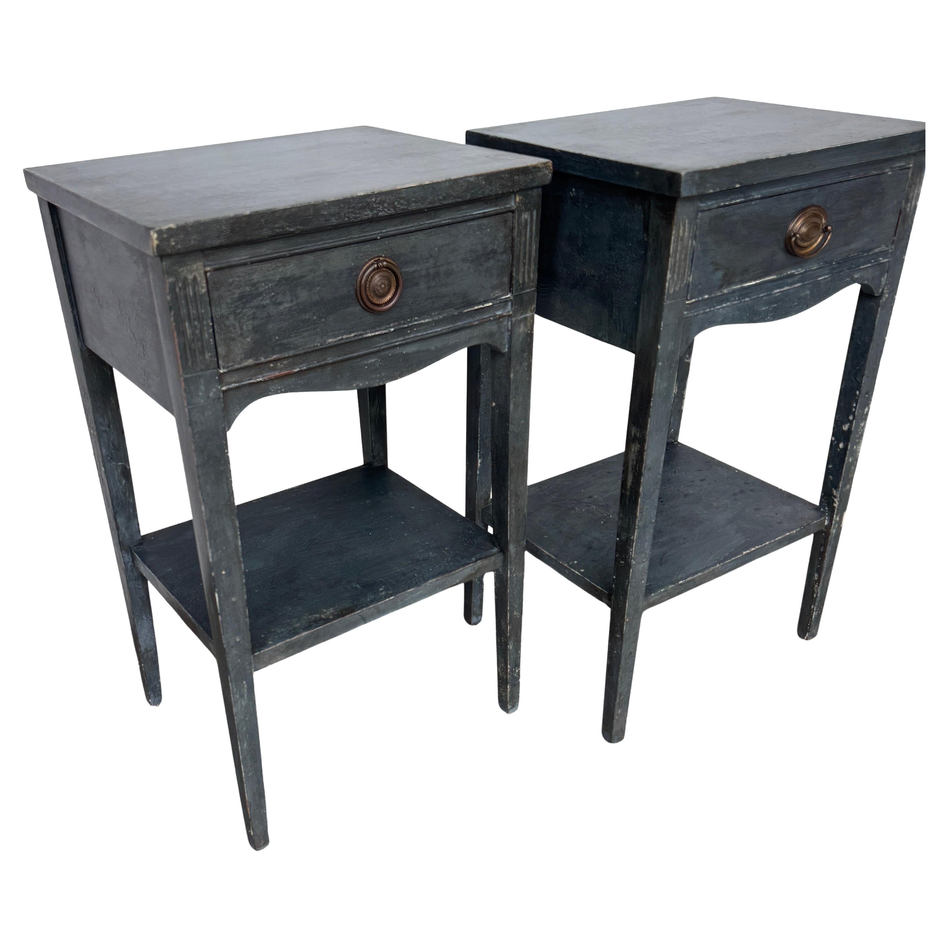 Cette paire de tables d'appoint françaises avec de fantastiques cannelures a été peinte en bleu suédois. Ces tables de nuit ou tables de chevet de grande taille ont été fabriquées en bois massif. Les détails classiques de cet ensemble comprennent